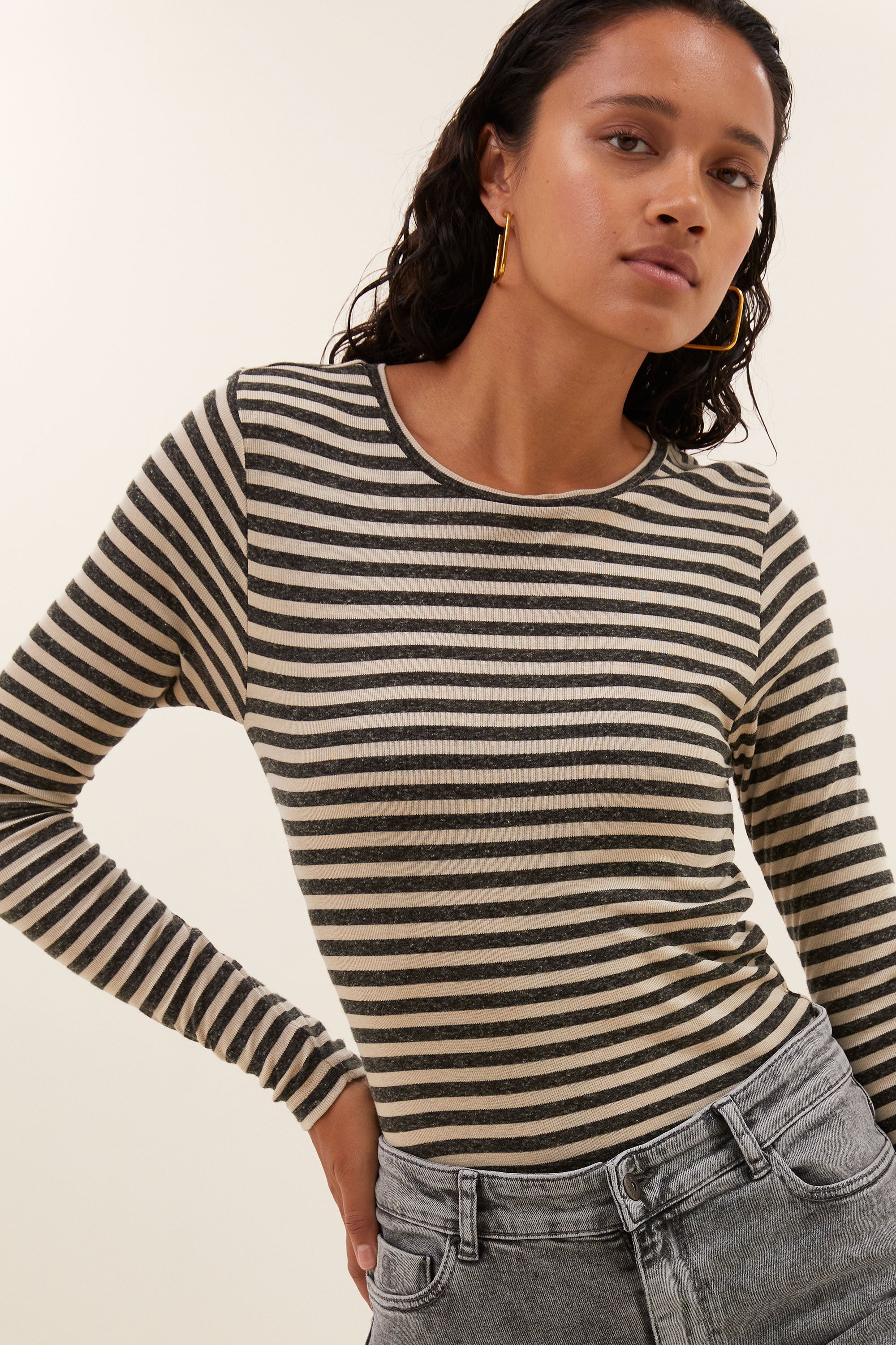 basic-ls-stripe-top-chalk-all-time classic-aansluitende fit-ronde halslijn-by-bar-detail