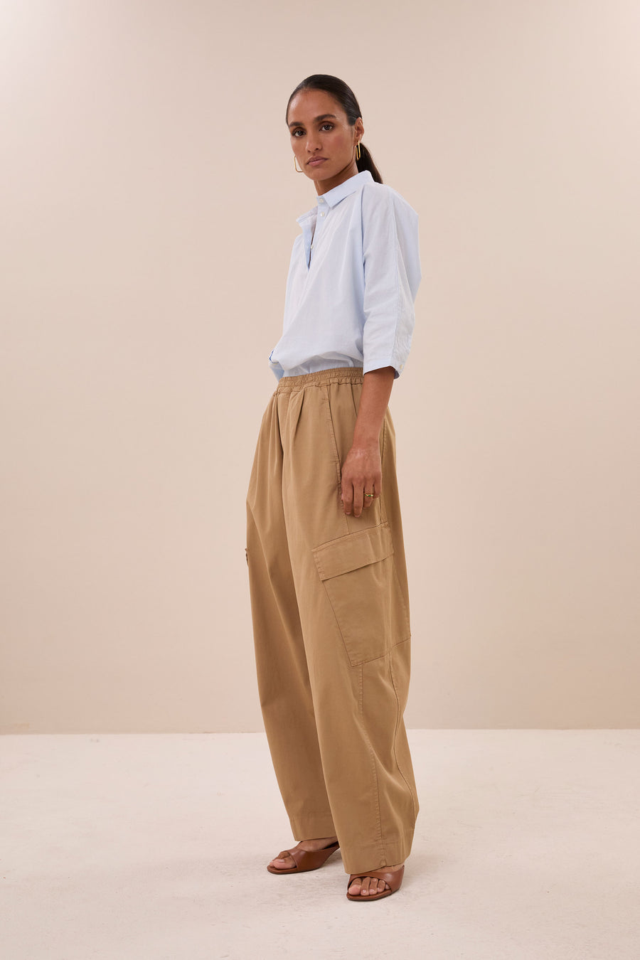 norel-chambray-blouse-light-blue-knoopsluiting-katoen kwaliteit-losvallende pasvorm-by-bar-zijaanzicht