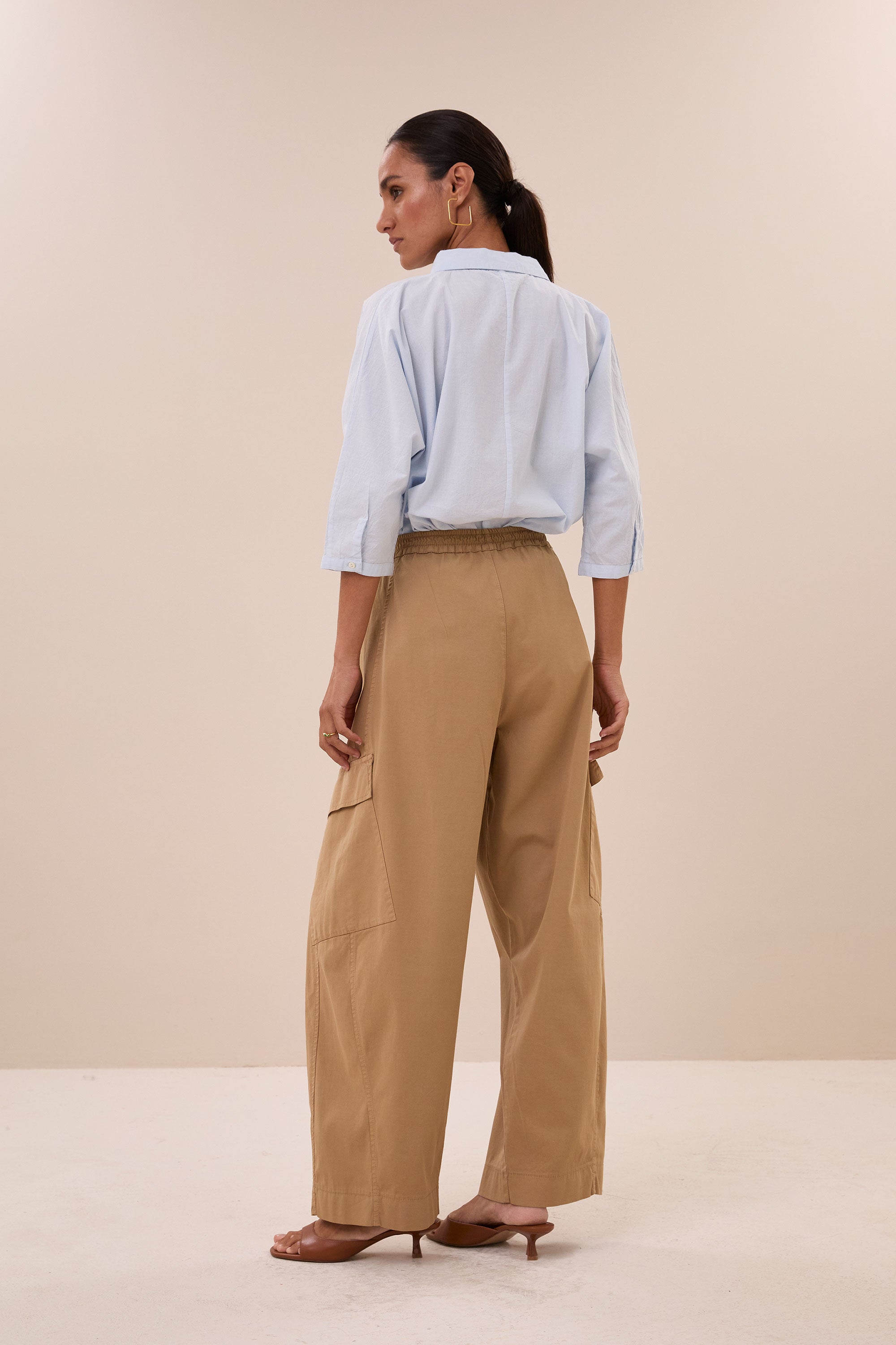 norel-chambray-blouse-light-blue-knoopsluiting-katoen kwaliteit-losvallende pasvorm-by-bar-zijaanzicht
