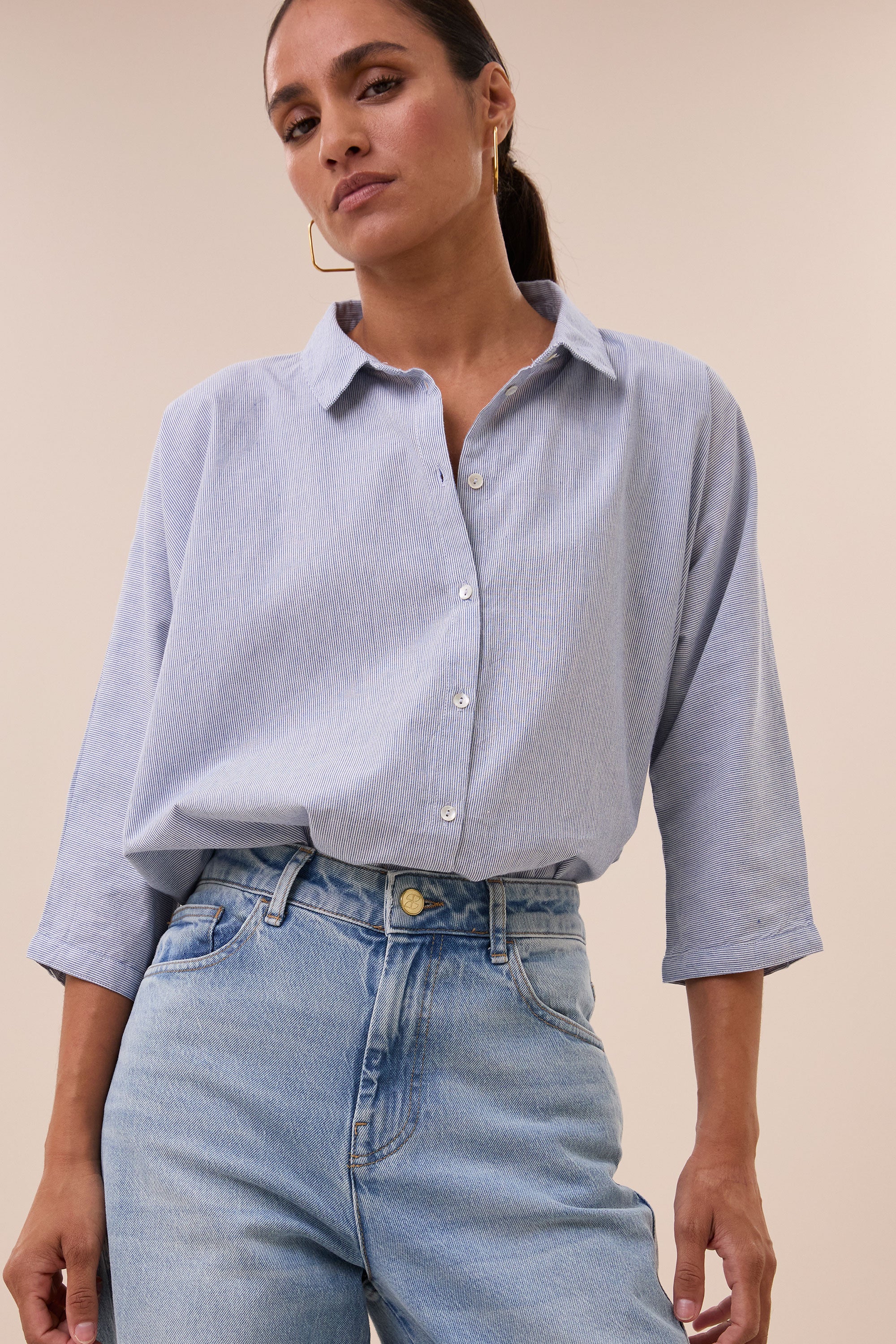 norel-pin-stripe-blouse-indi-grey-knoopsluiting-katoen kwaliteit-tijdloze pasvorm-by-bar-vooraanzicht