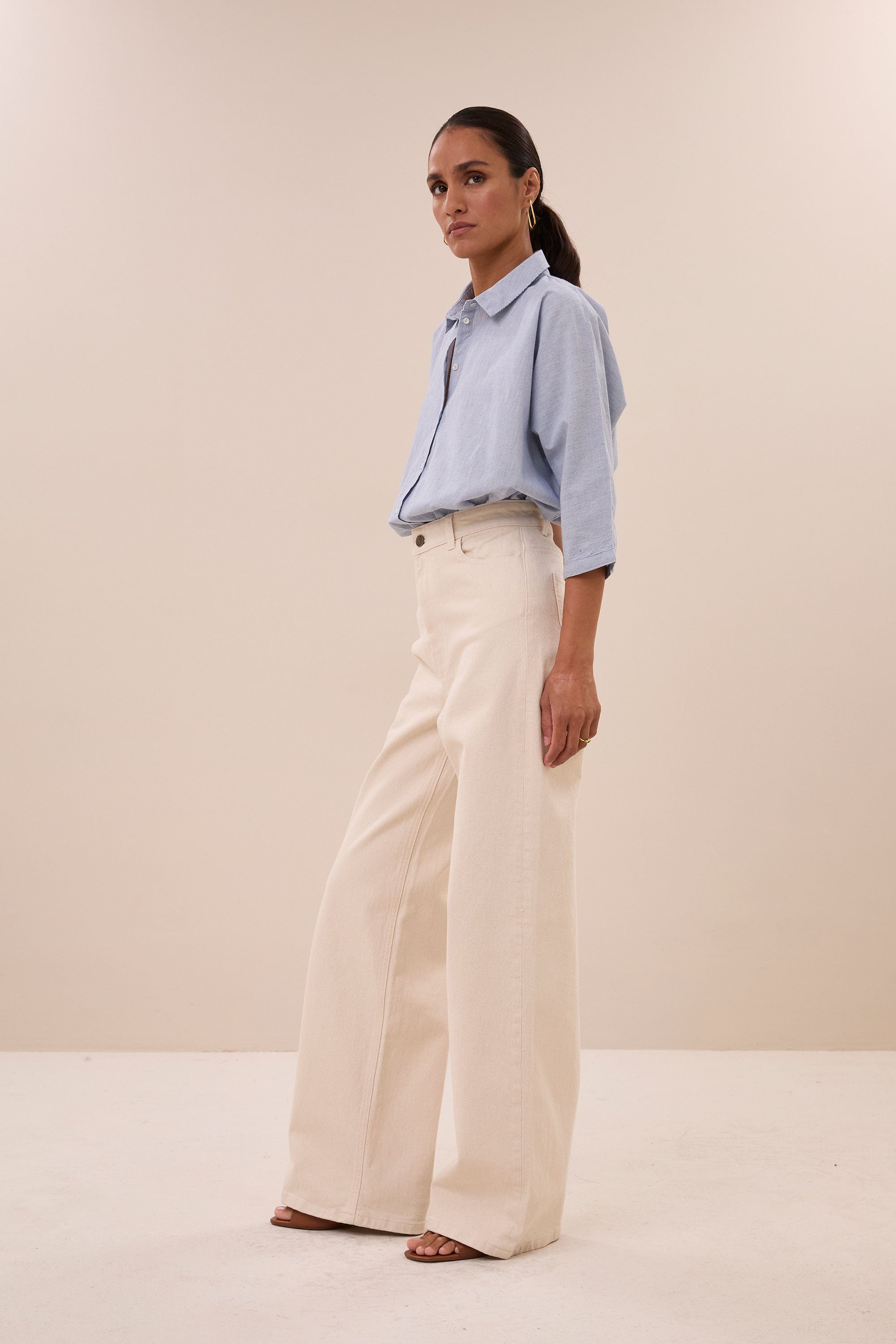 lina-rw-pant-raw-white-hoge taille-losvallende pasvorm-duurzame wassing-by-bar-vooraanzicht