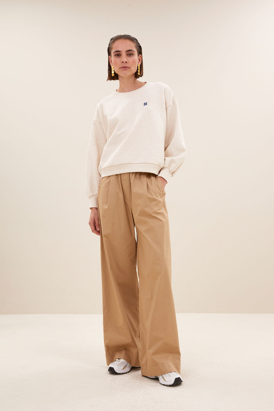 bibi-logo-sweater-oyster-melee-casual fit-biologisch katoen-ronde halslijn-by-bar-vooraanzicht