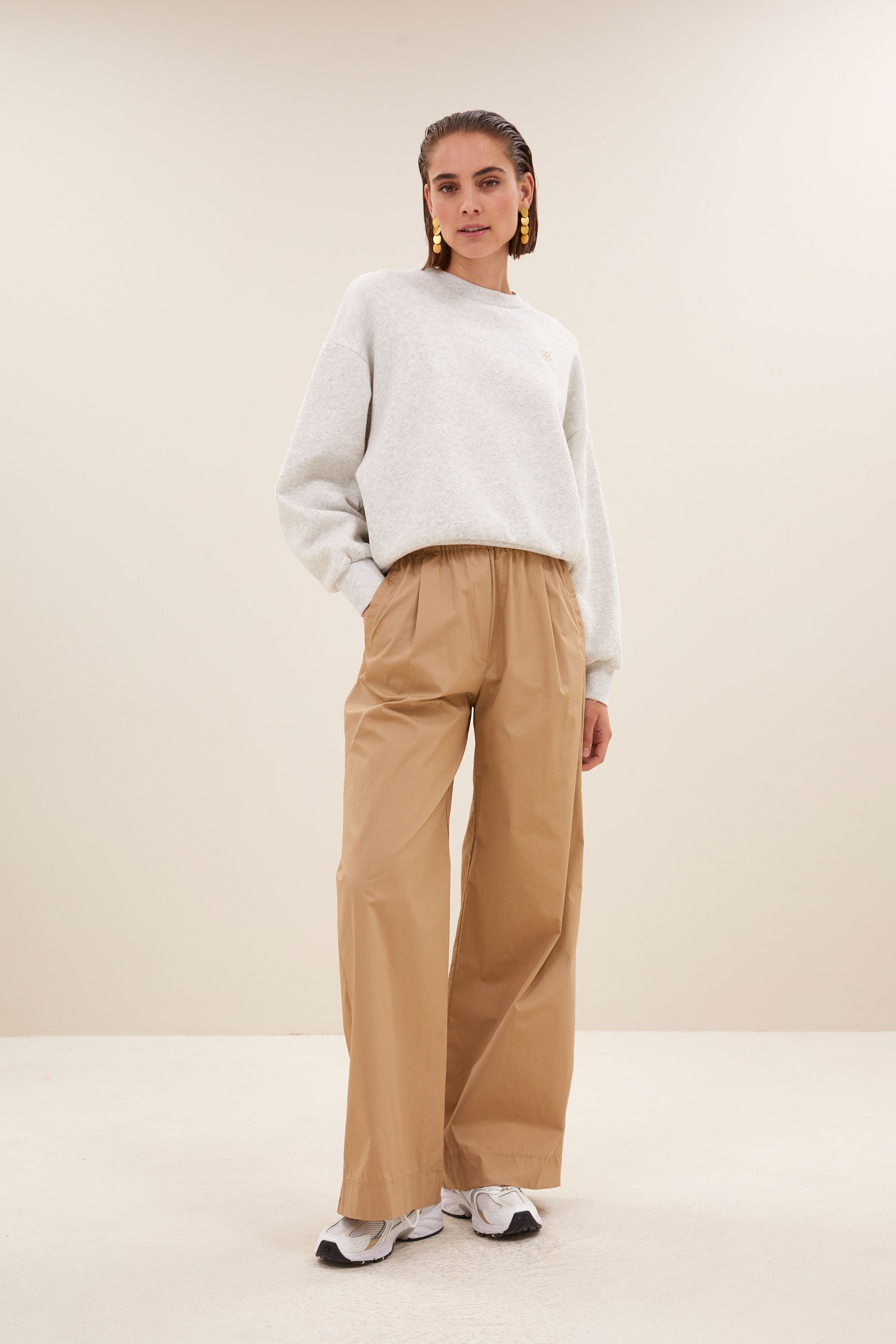 bibi-logo-sweater-light-grey-melee-casual fit-biologisch katoen-ronde halslijn-by-bar-vooraanzicht