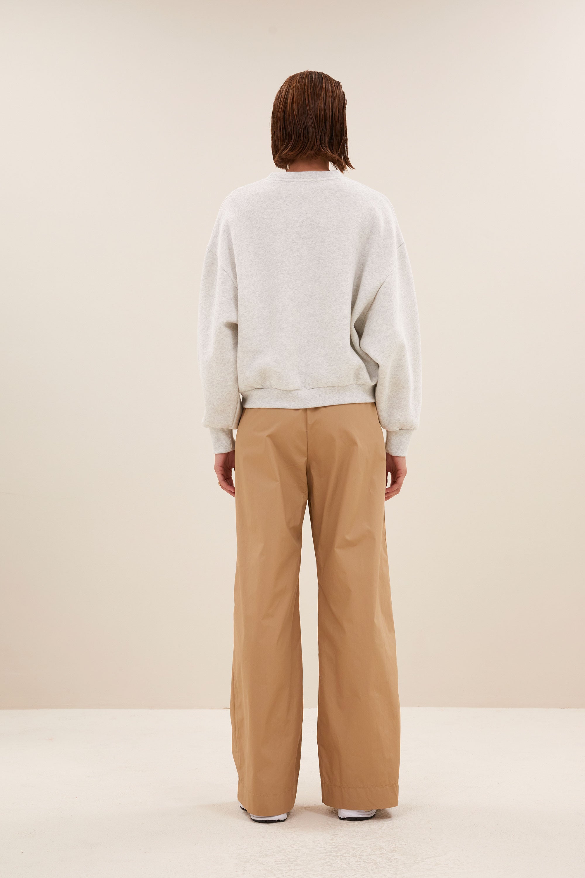 bibi-logo-sweater-light-grey-melee-casual fit-biologisch katoen-ronde halslijn-by-bar-achteraanzicht