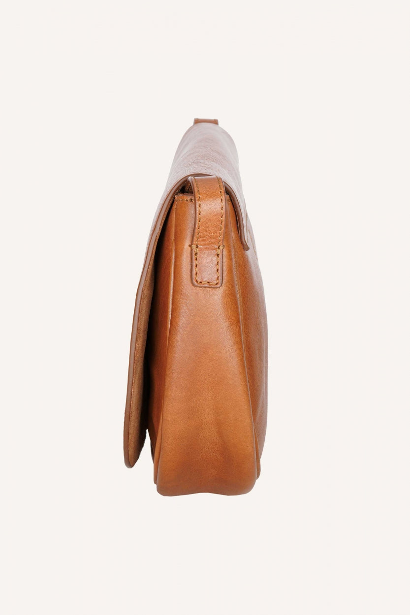 paris-bag-cognac-soepel leer-all-time classic-gemaakt door een familiebedrijf-by-bar-detail