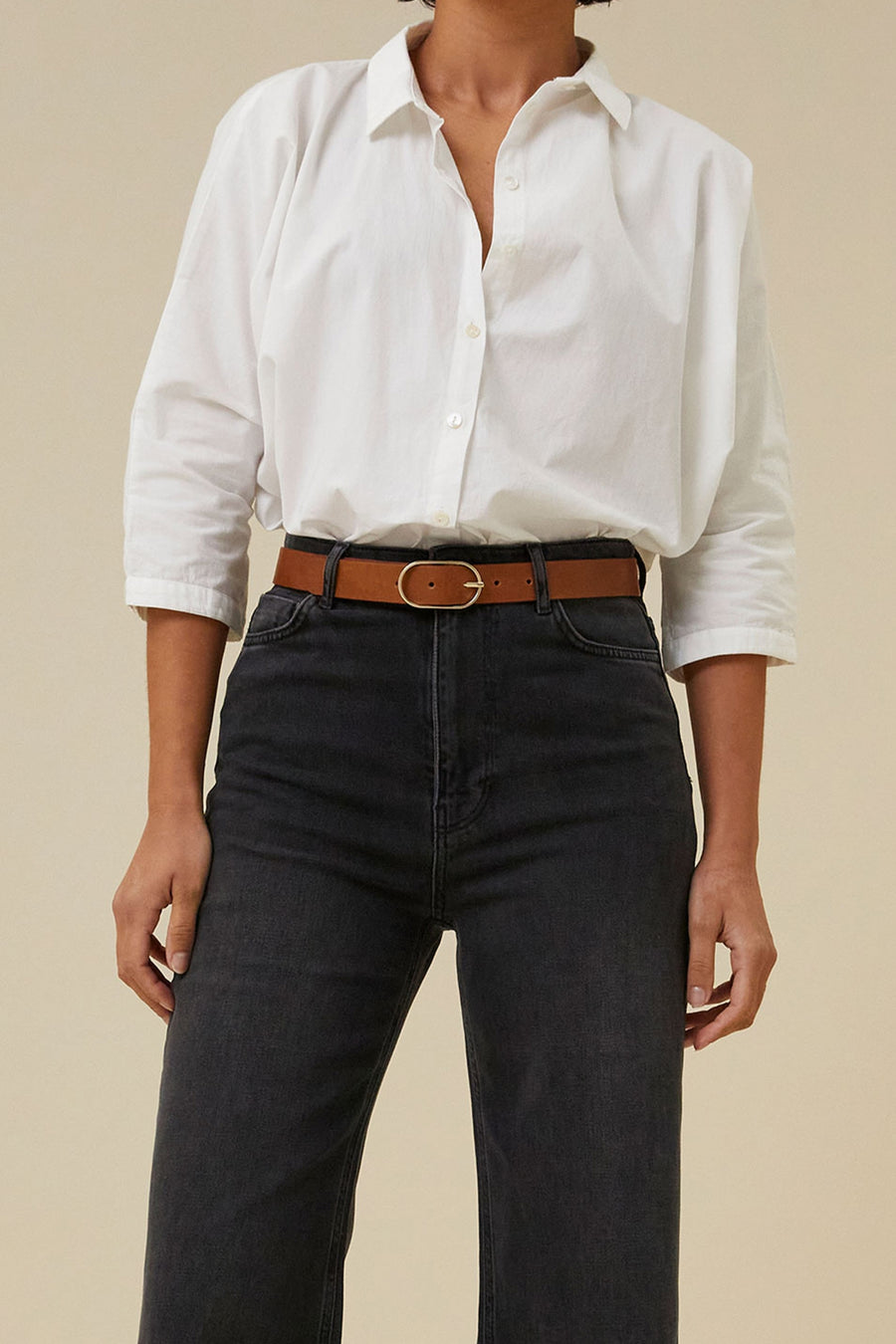 bella-belt-cognac-soepel leer-messing gesp-gemaakt door een familiebedrijf-by-bar-sfeerbeeld