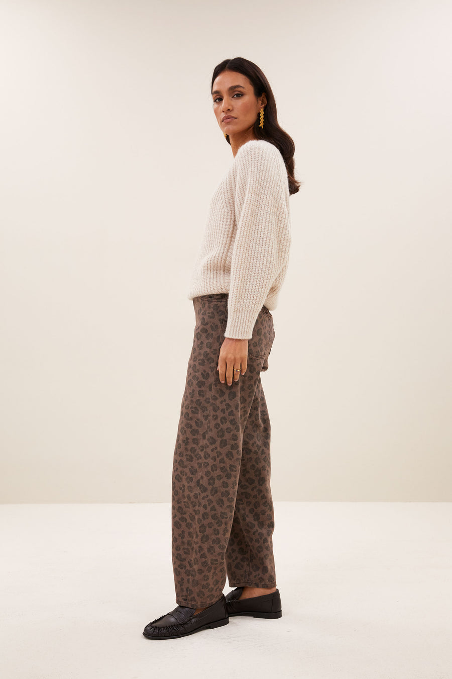 lew-cheetah-chocolate-pants-chocolate-brown-all-time classic-biologisch katoen-ritssluiting-by-bar-zijaanzicht