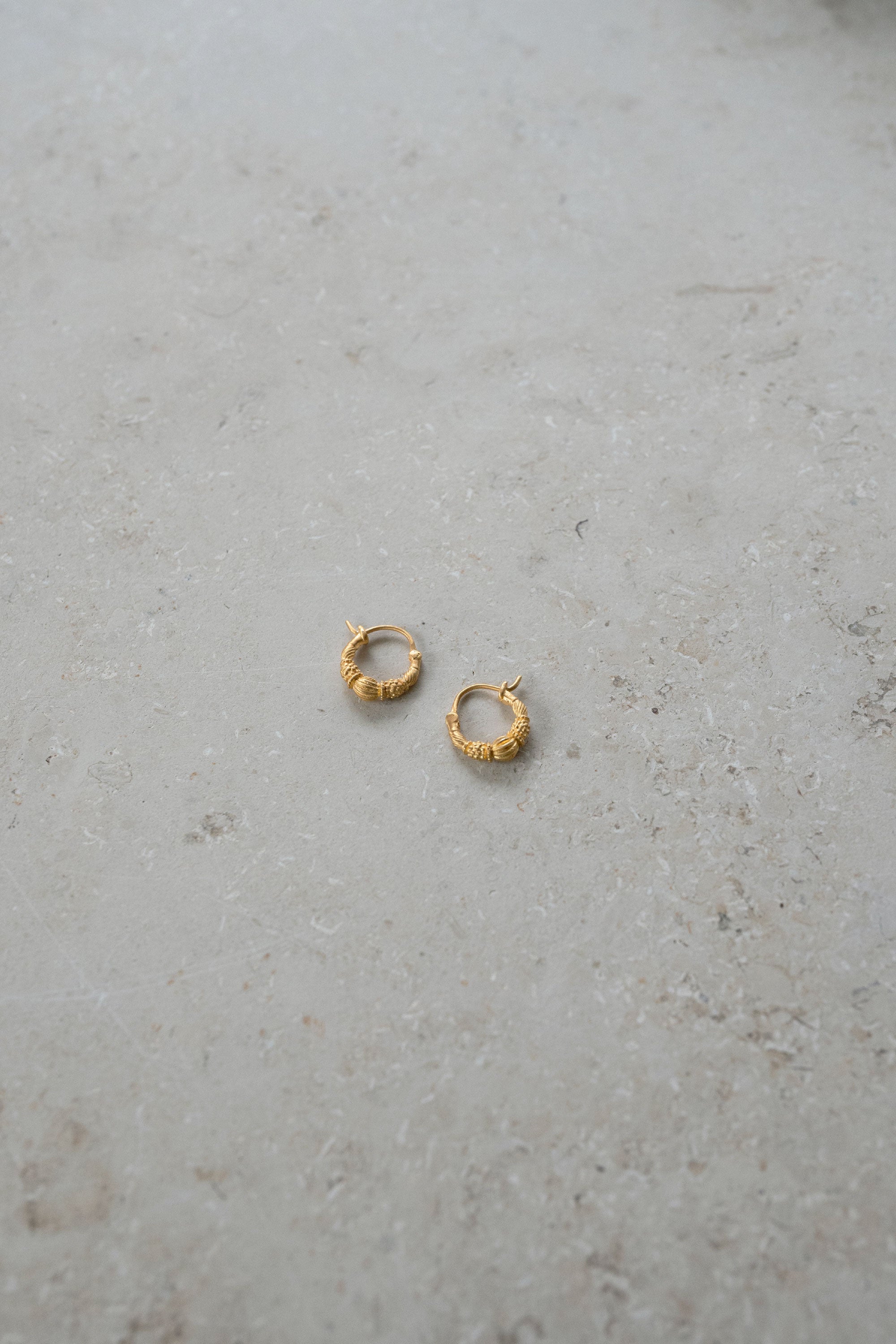 pd-art-hoop-earring-medium-gold-gold plated-gemaakt door een familiebedrijf-by-bar-aanvullende-foto