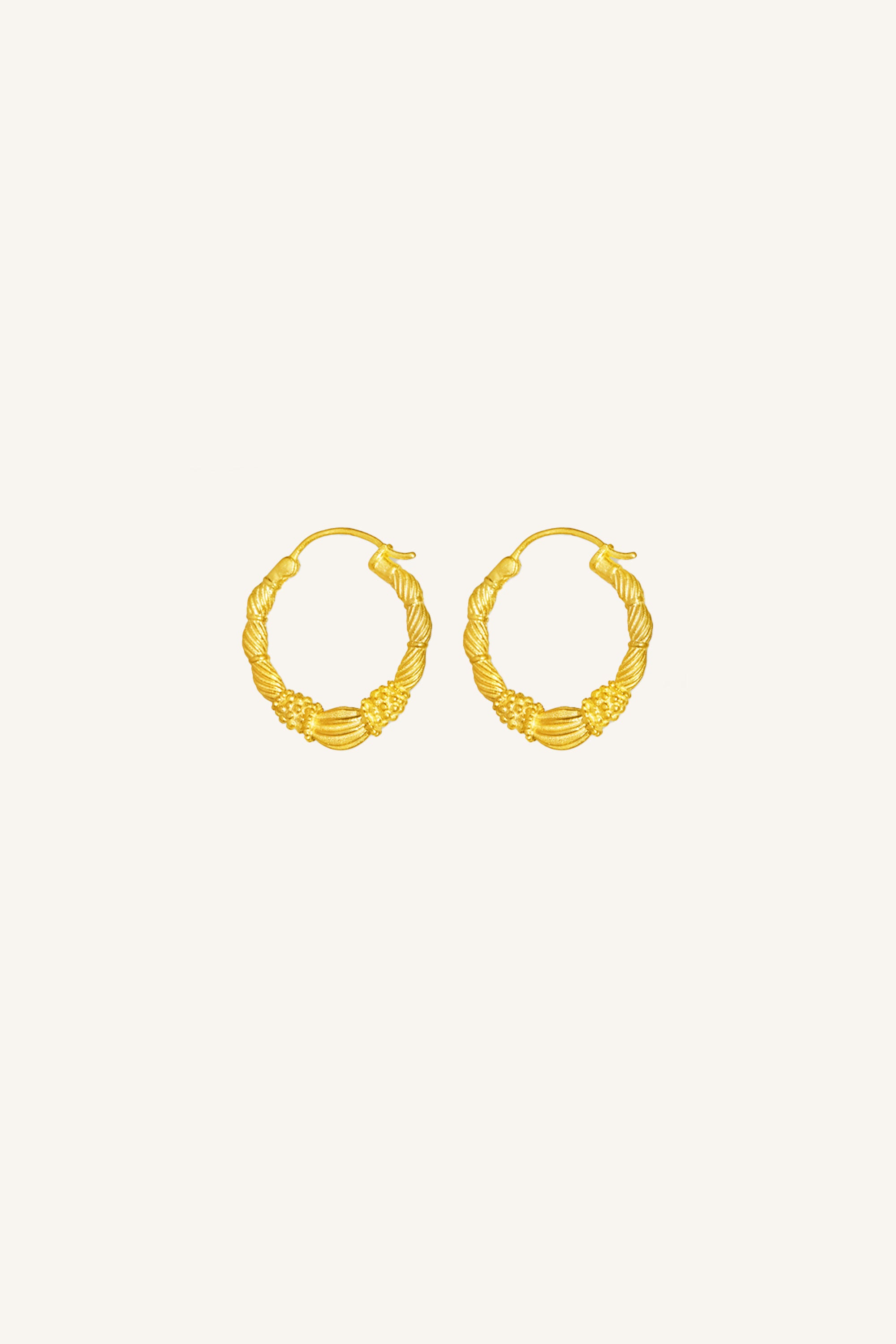 pd-art-hoop-earring-medium-gold-gold plated-gemaakt door een familiebedrijf-by-bar-sfeerbeeld
