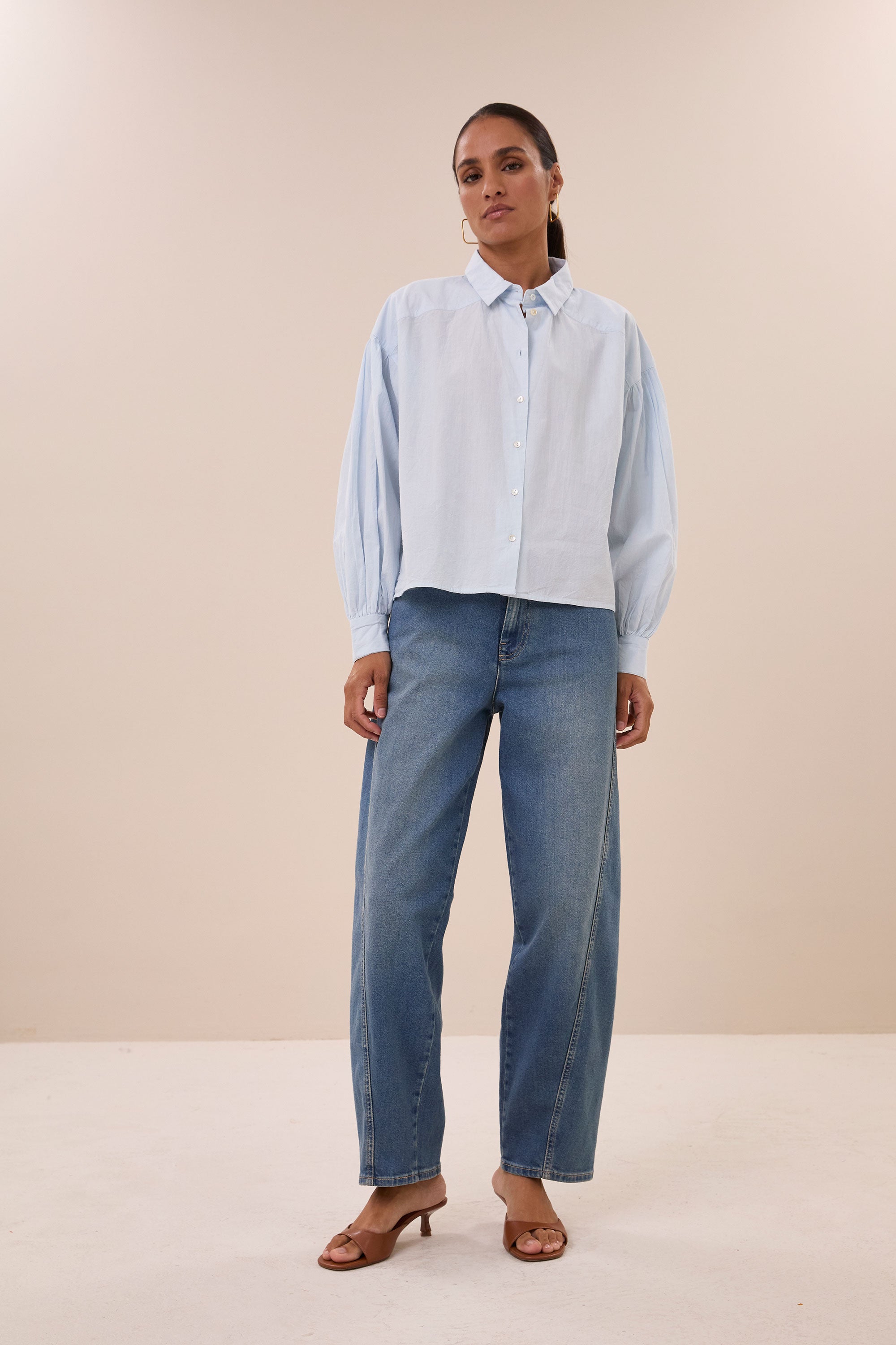 sarah-chambray-blouse-light-blue-katoen kwaliteit-losvallende pasvorm-gemaakt door een familiebedrijf-by-bar-vooraanzicht