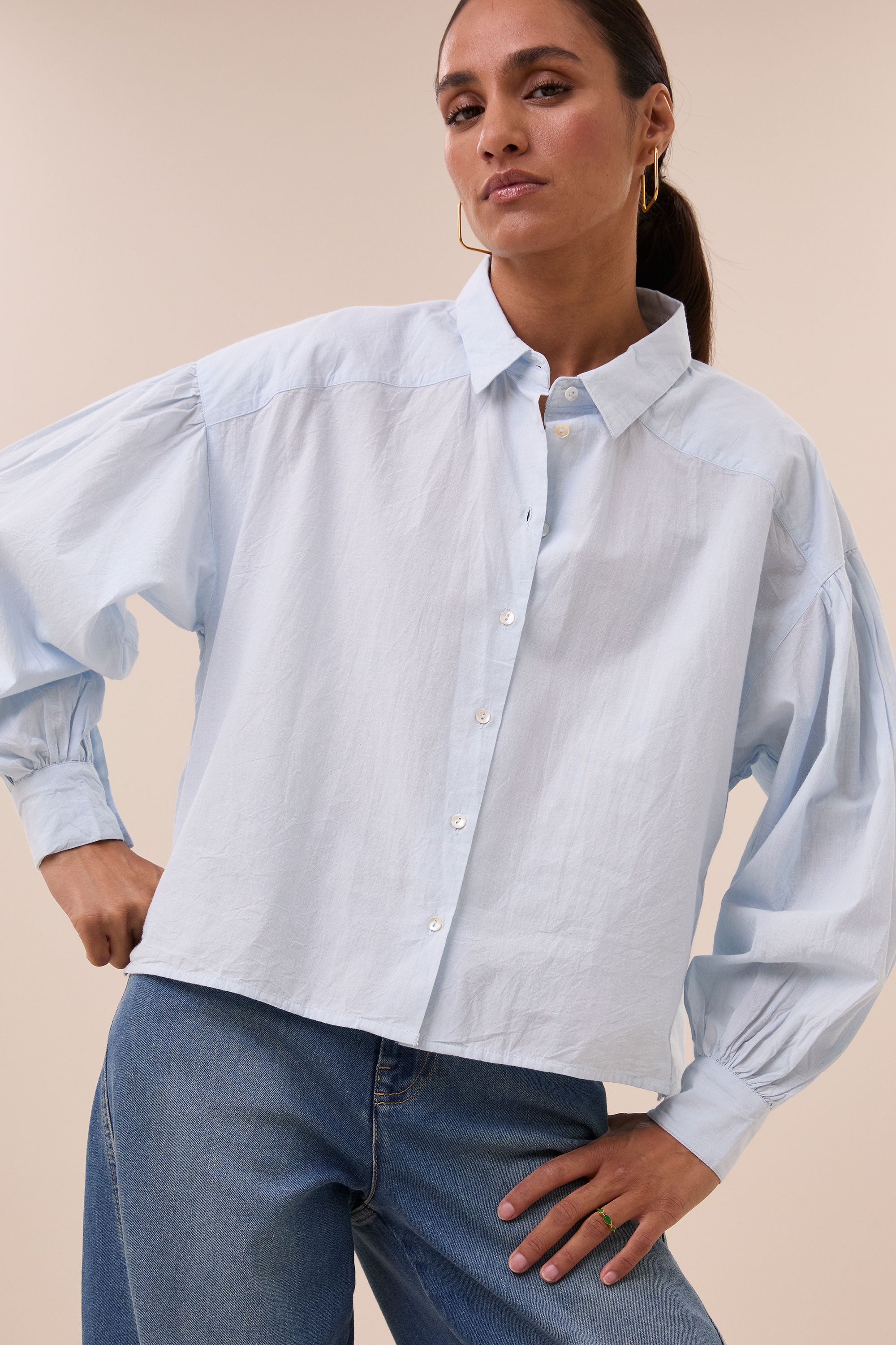 sarah-chambray-blouse-light-blue-katoen kwaliteit-losvallende pasvorm-gemaakt door een familiebedrijf-by-bar-detail