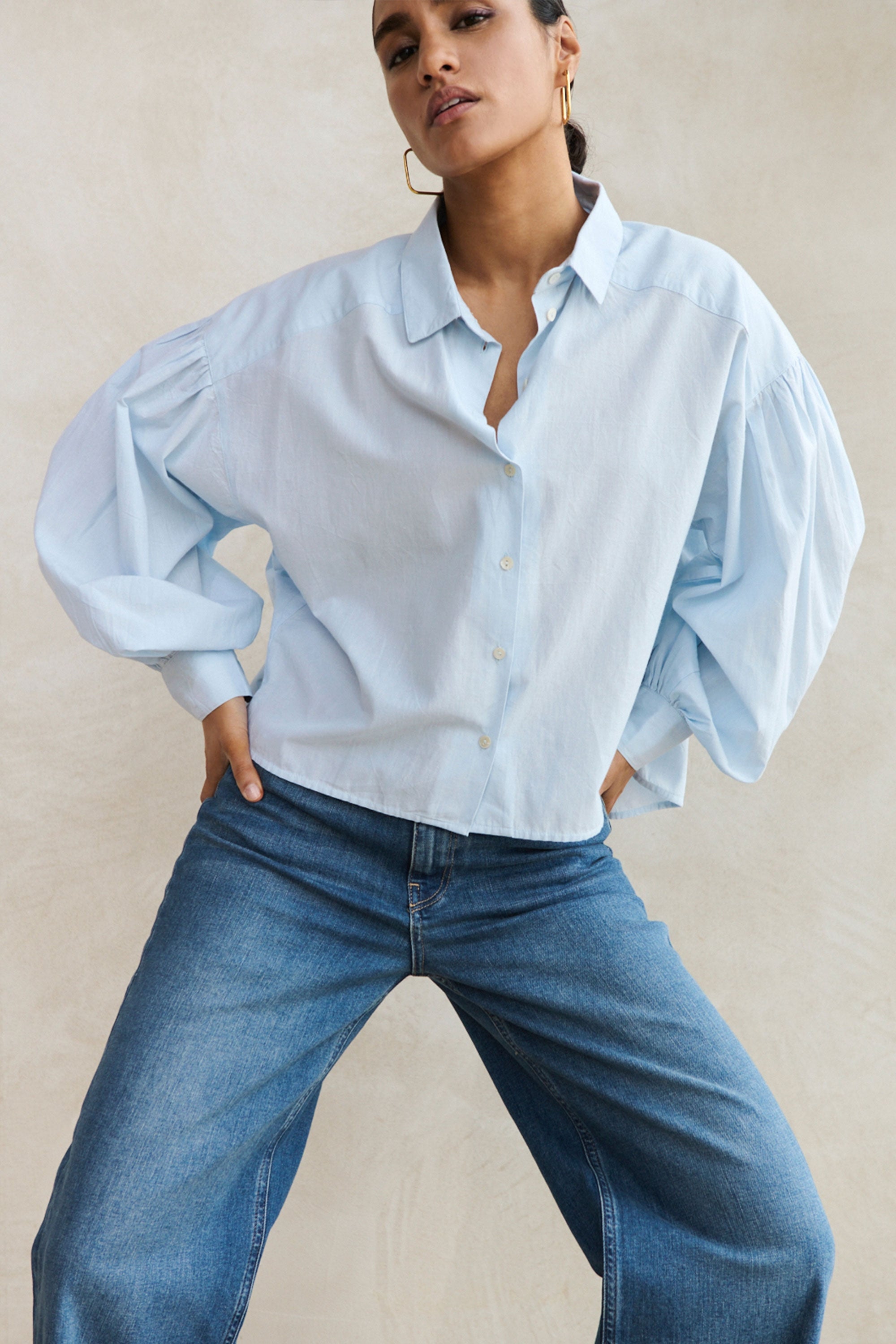 sarah-short-chambray-blouse-light-blue-korte fit-katoen kwaliteit-wijduitlopende pasvorm-by-bar-aanvullende-foto