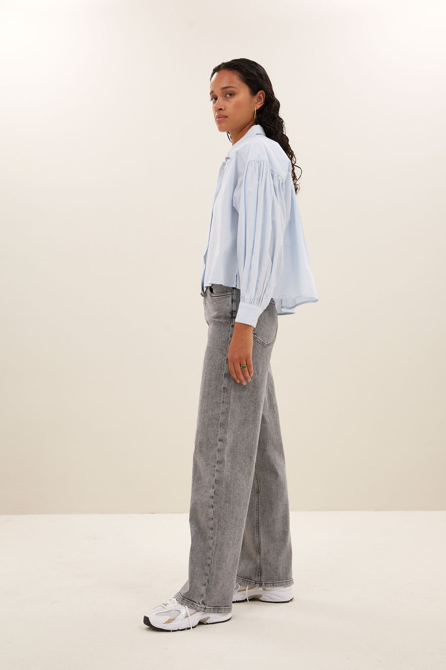 sarah-short-chambray-blouse-light-blue-korte fit-katoen kwaliteit-wijduitlopende pasvorm-by-bar-vooraanzicht
