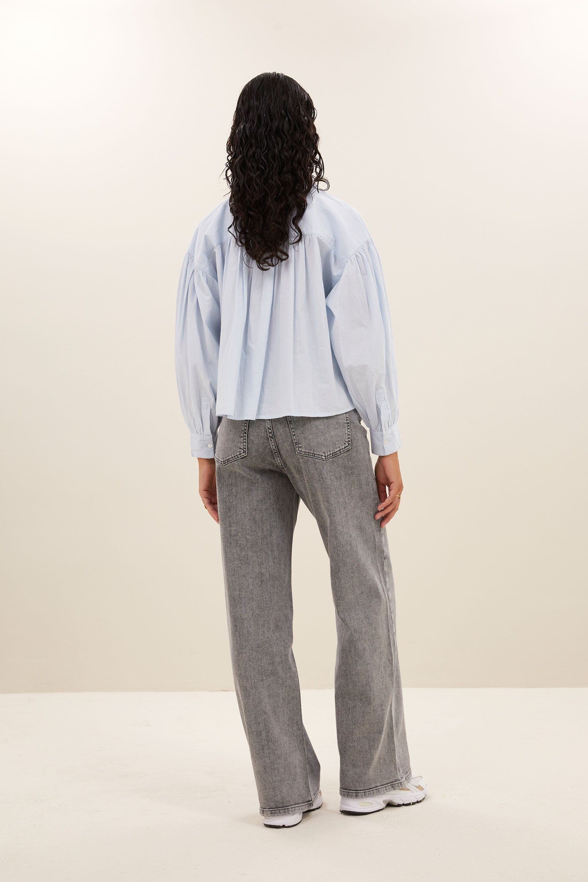 sarah-short-chambray-blouse-light-blue-korte fit-katoen kwaliteit-wijduitlopende pasvorm-by-bar-zijaanzicht