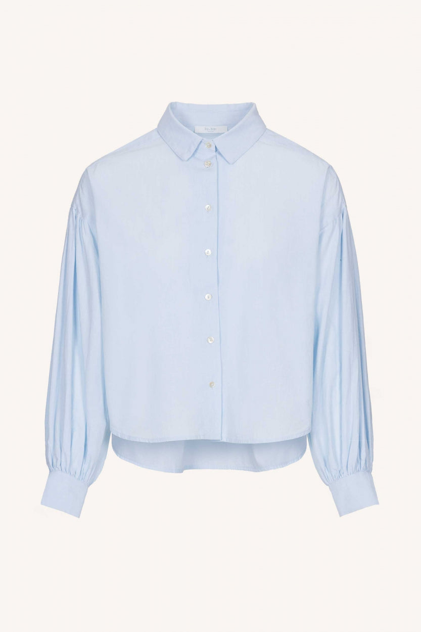sarah-short-chambray-blouse-light-blue-korte fit-katoen kwaliteit-wijduitlopende pasvorm-by-bar-achteraanzicht