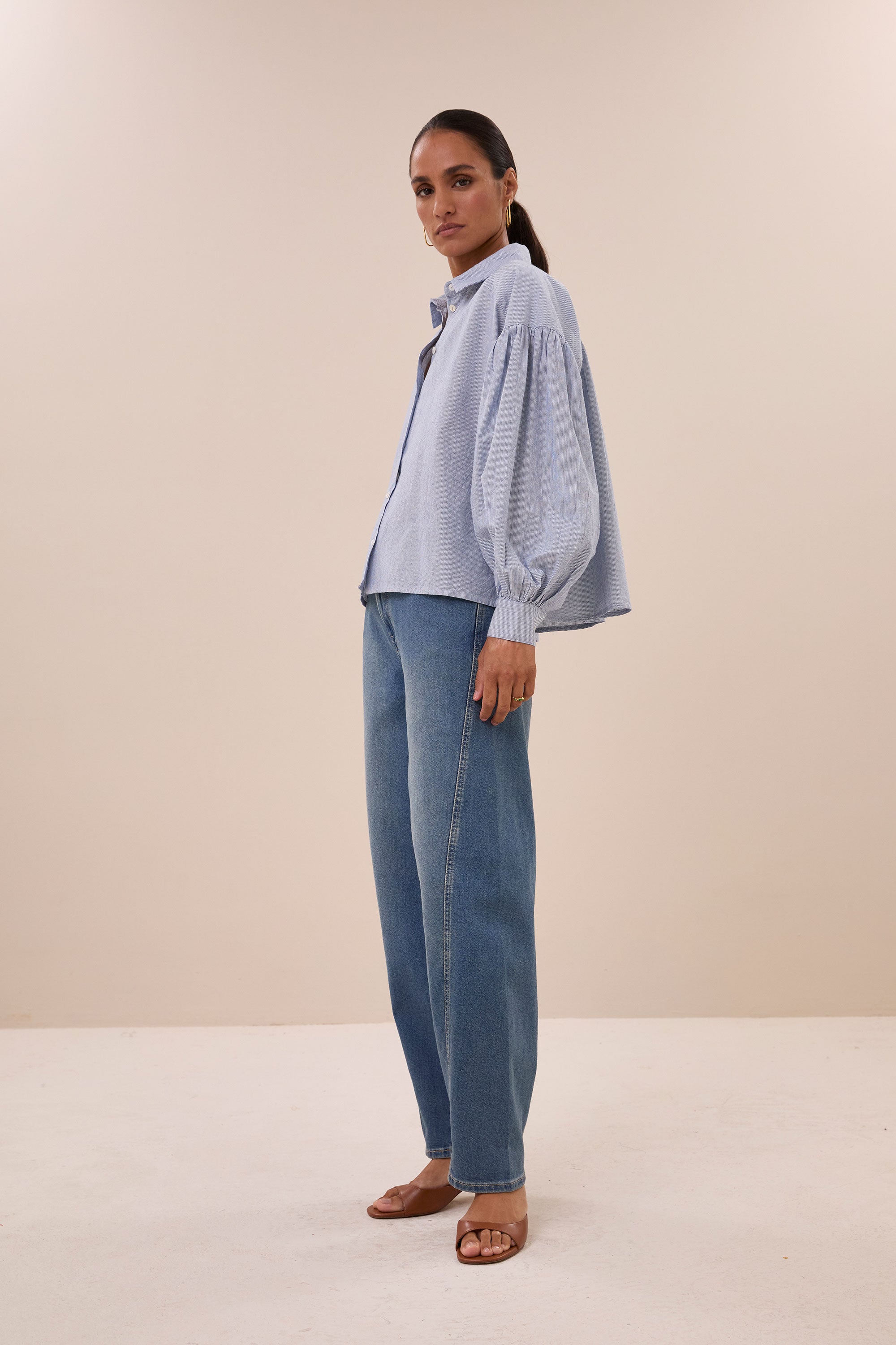 sarah-short-pin-stripe-blouse-indi-grey-knoopsluiting-katoen kwaliteit-pofmouwen-by-bar-vooraanzicht
