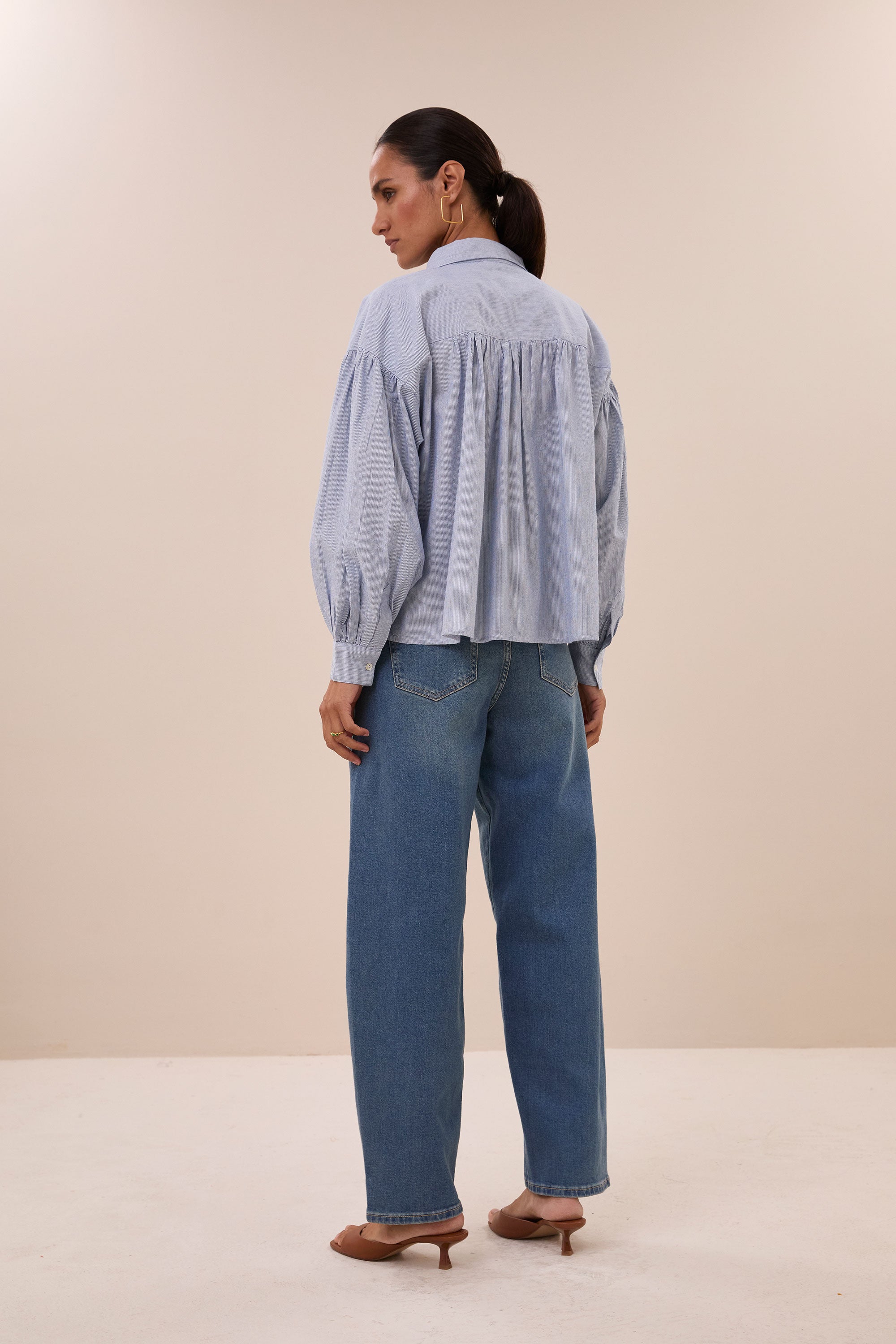 sarah-short-pin-stripe-blouse-indi-grey-knoopsluiting-katoen kwaliteit-pofmouwen-by-bar-zijaanzicht