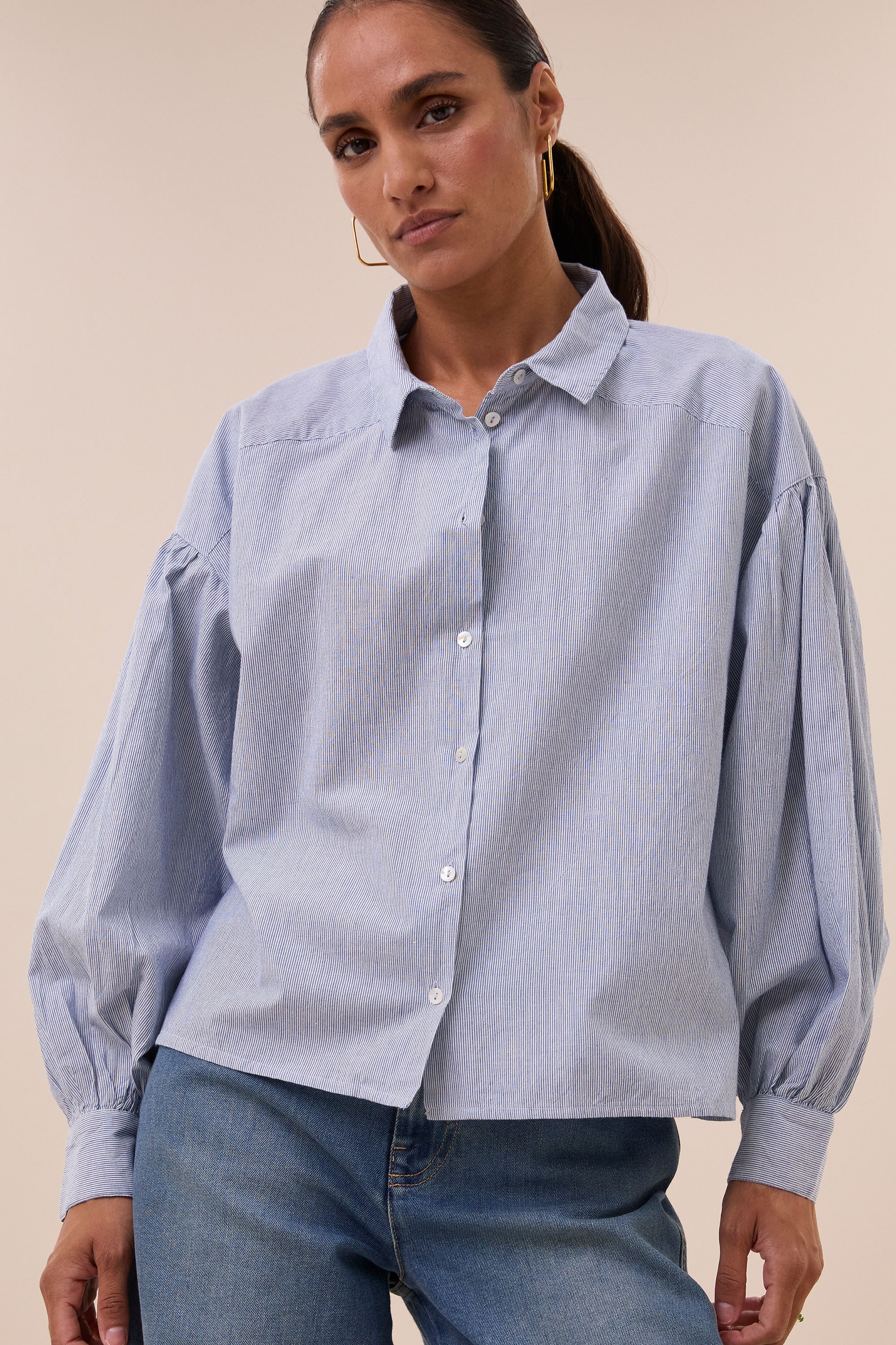 sarah-short-pin-stripe-blouse-indi-grey-knoopsluiting-katoen kwaliteit-pofmouwen-by-bar-aanvullende-foto