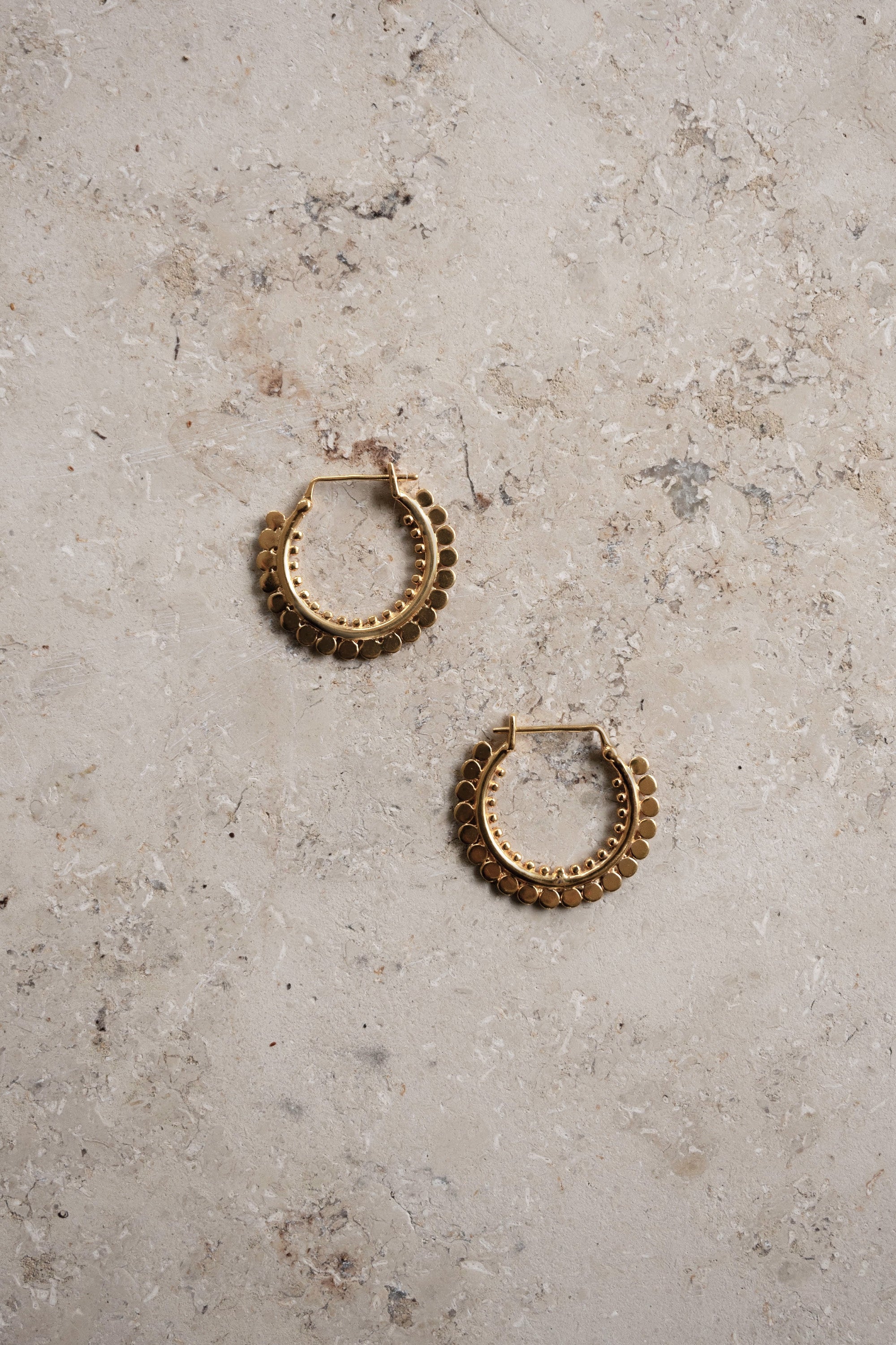 pd-tara-earring-gold-22-karaats gouden plating-gold plated-all-time classic-by-bar-aanvullende-foto