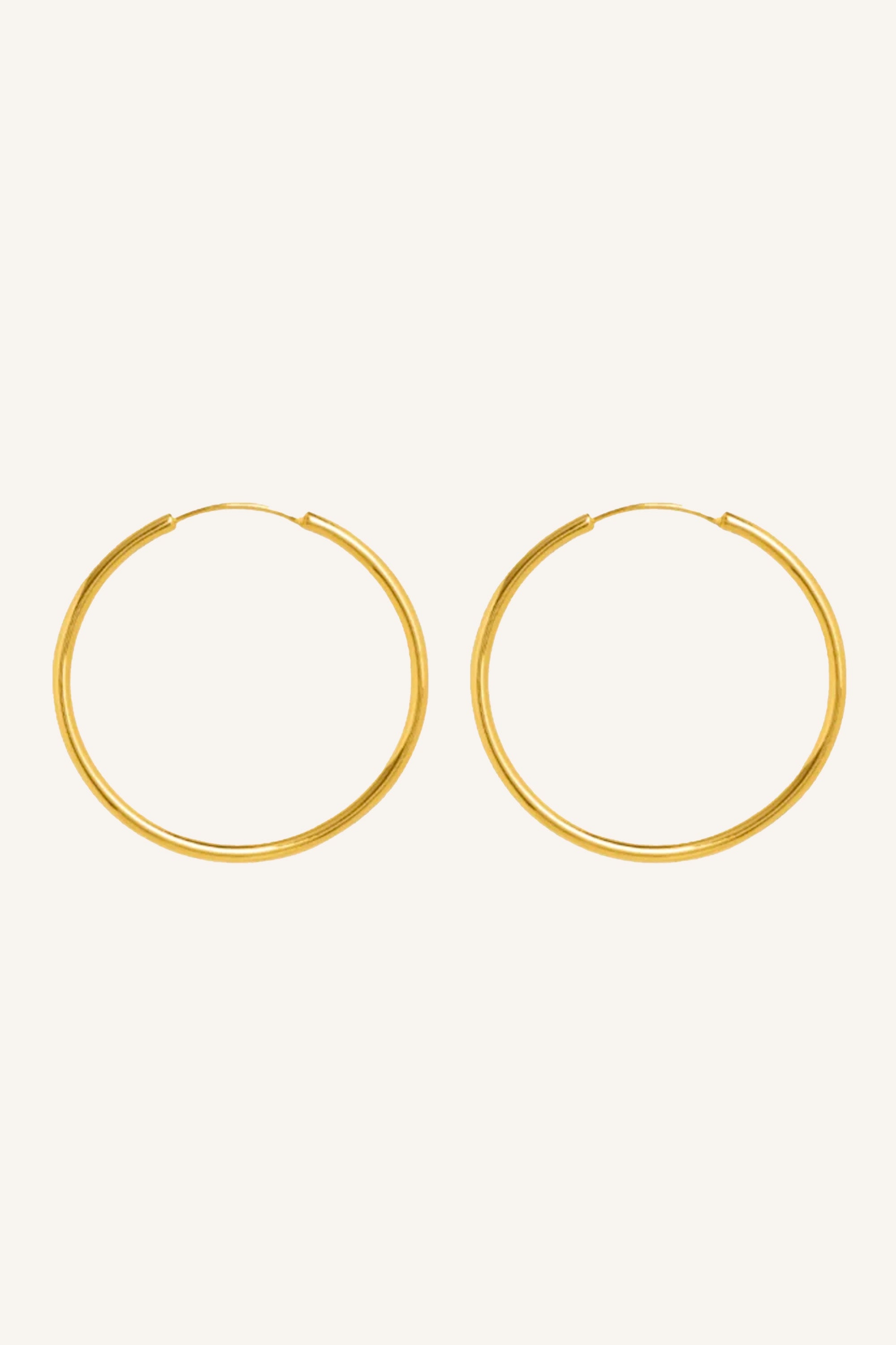 pd-round-earring-l-gold-gold plated-casual fit-casual fit-by-bar-sfeerbeeld