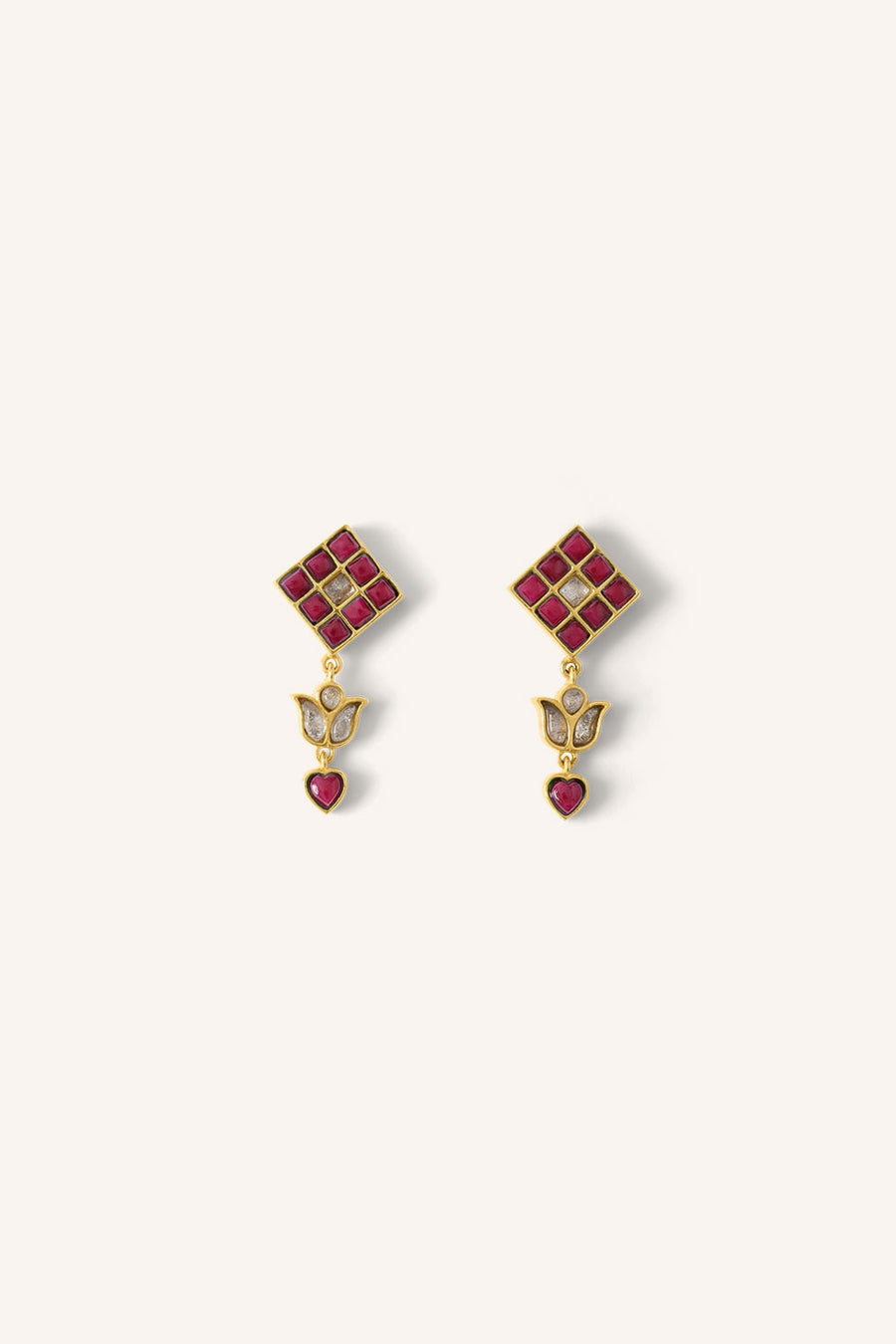 gyan-earring-ruby-gold plated-tijdloze pasvorm-by-bar-vooraanzicht