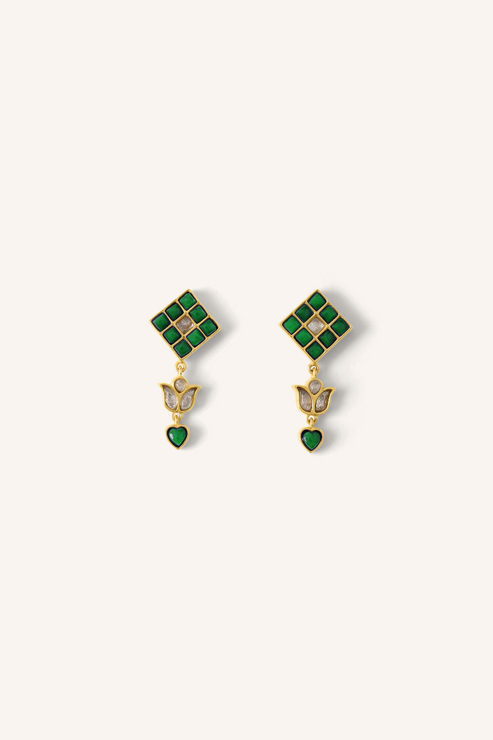gyan-earring-green-gold plated-tijdloze pasvorm-by-bar-vooraanzicht