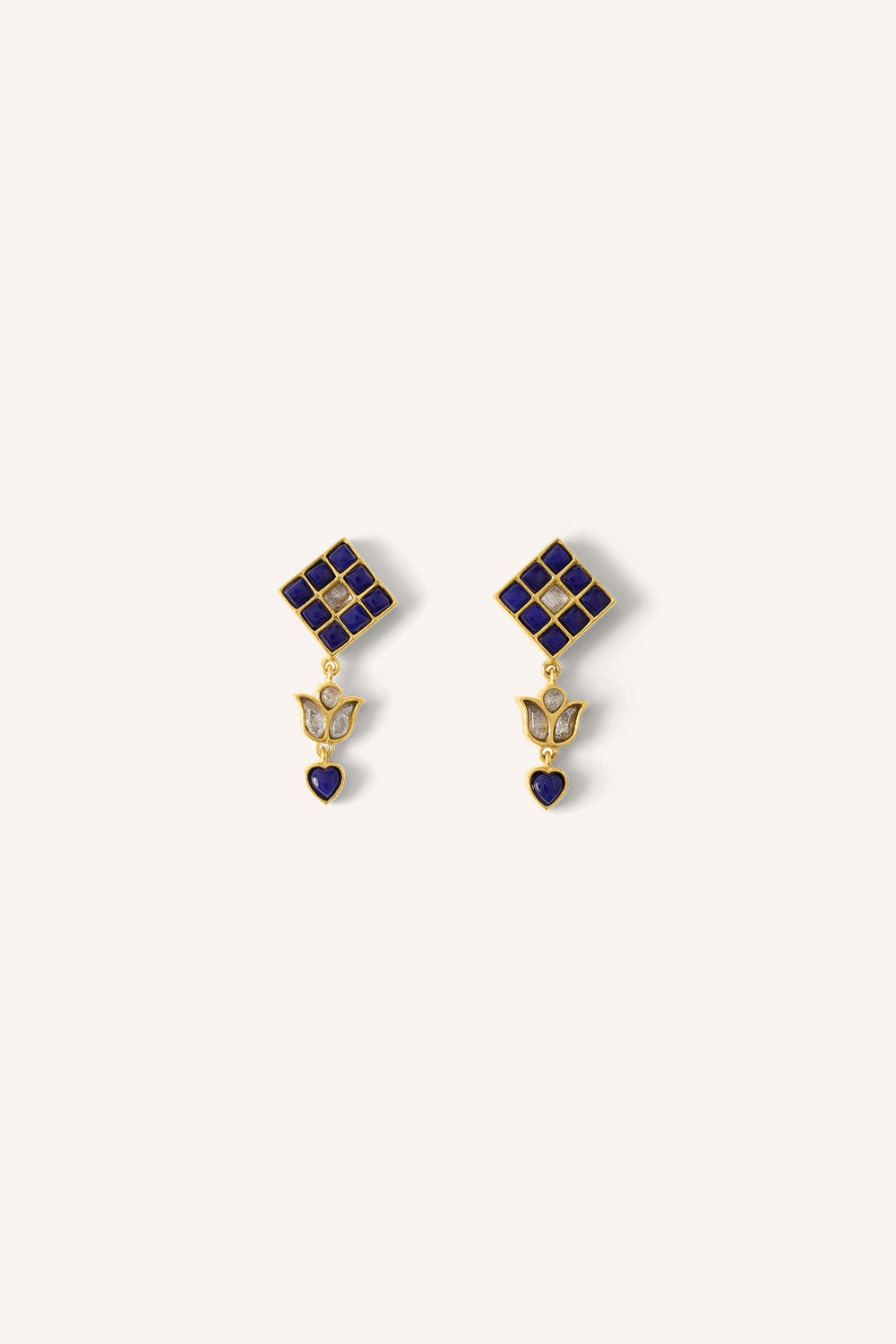 gyan-earring-blue-gold plated-tijdloze pasvorm-by-bar-vooraanzicht