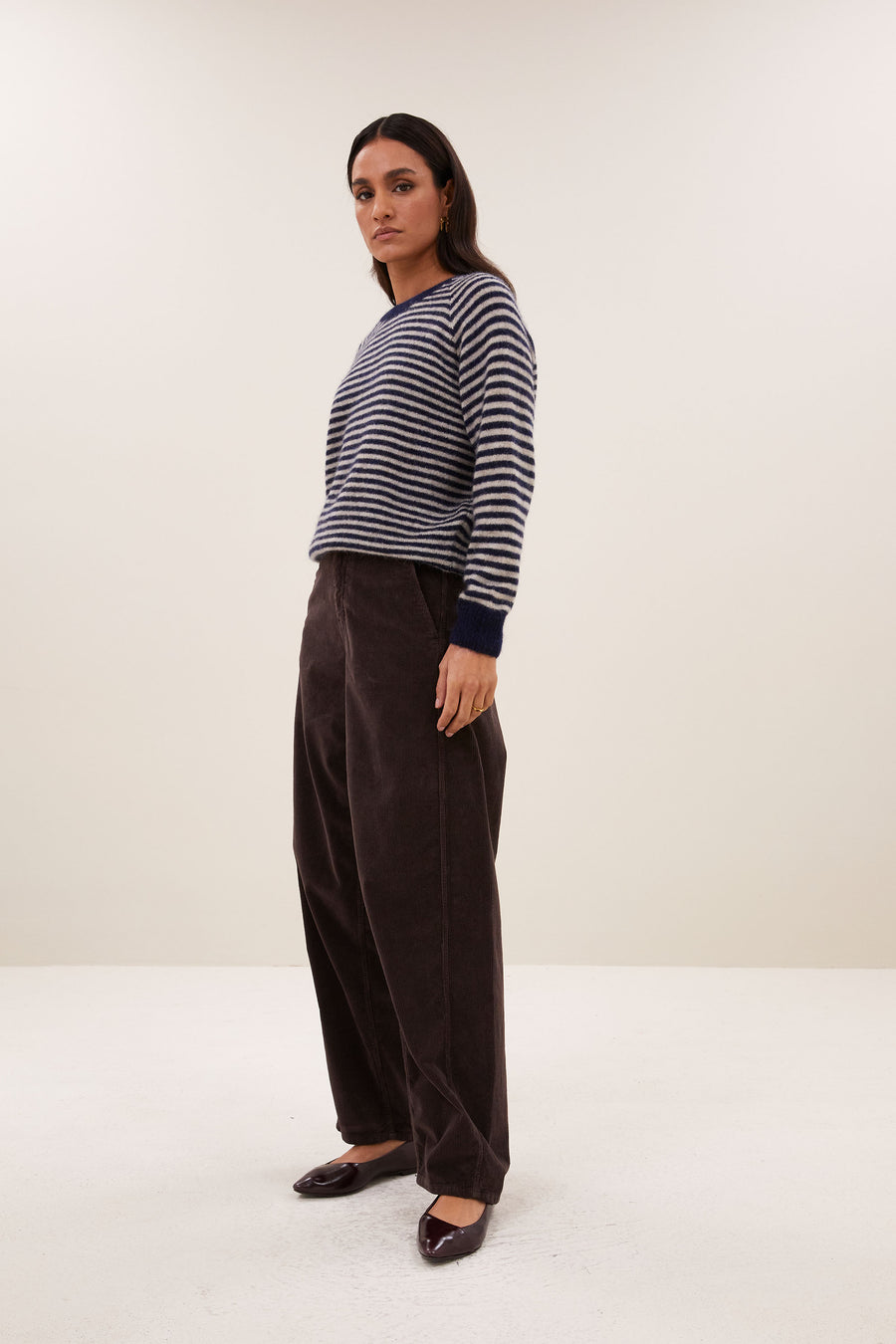sally-stripe-pullover-midnight-marine-stripe-alpacamix kwaliteit-comfortabele draagervaring-ronde halslijn-by-bar-zijaanzicht