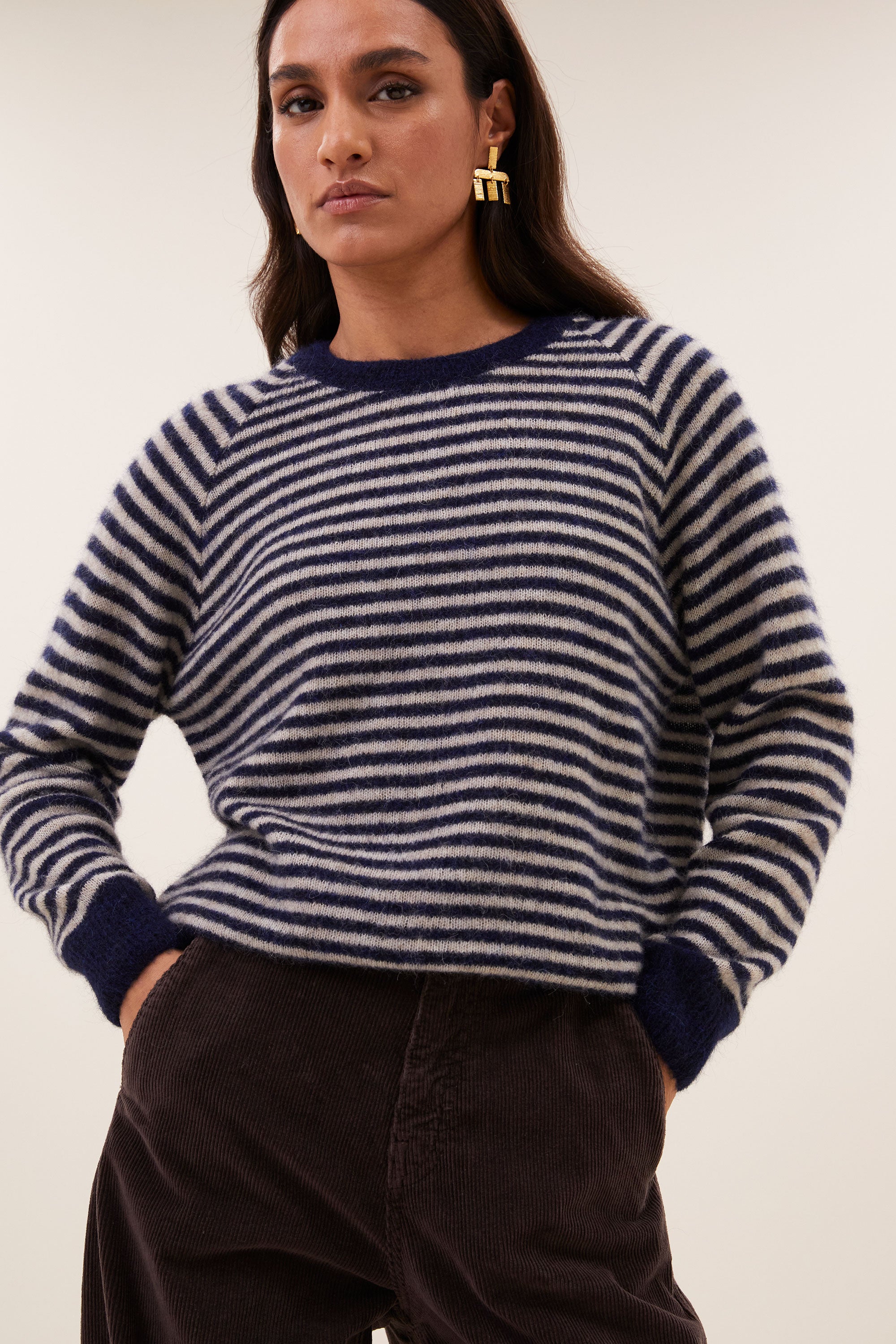 sally-stripe-pullover-midnight-marine-stripe-alpacamix kwaliteit-comfortabele draagervaring-ronde halslijn-by-bar-detail