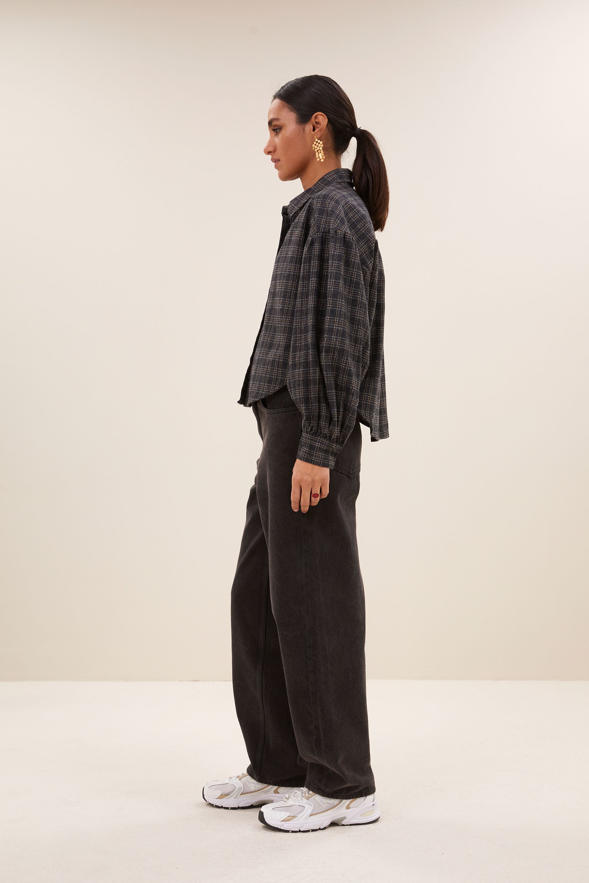 sarah short check blouse - caramel, korte fit, knoopsluiting, verlaagde schoudernaden - by-bar - zijaanzicht