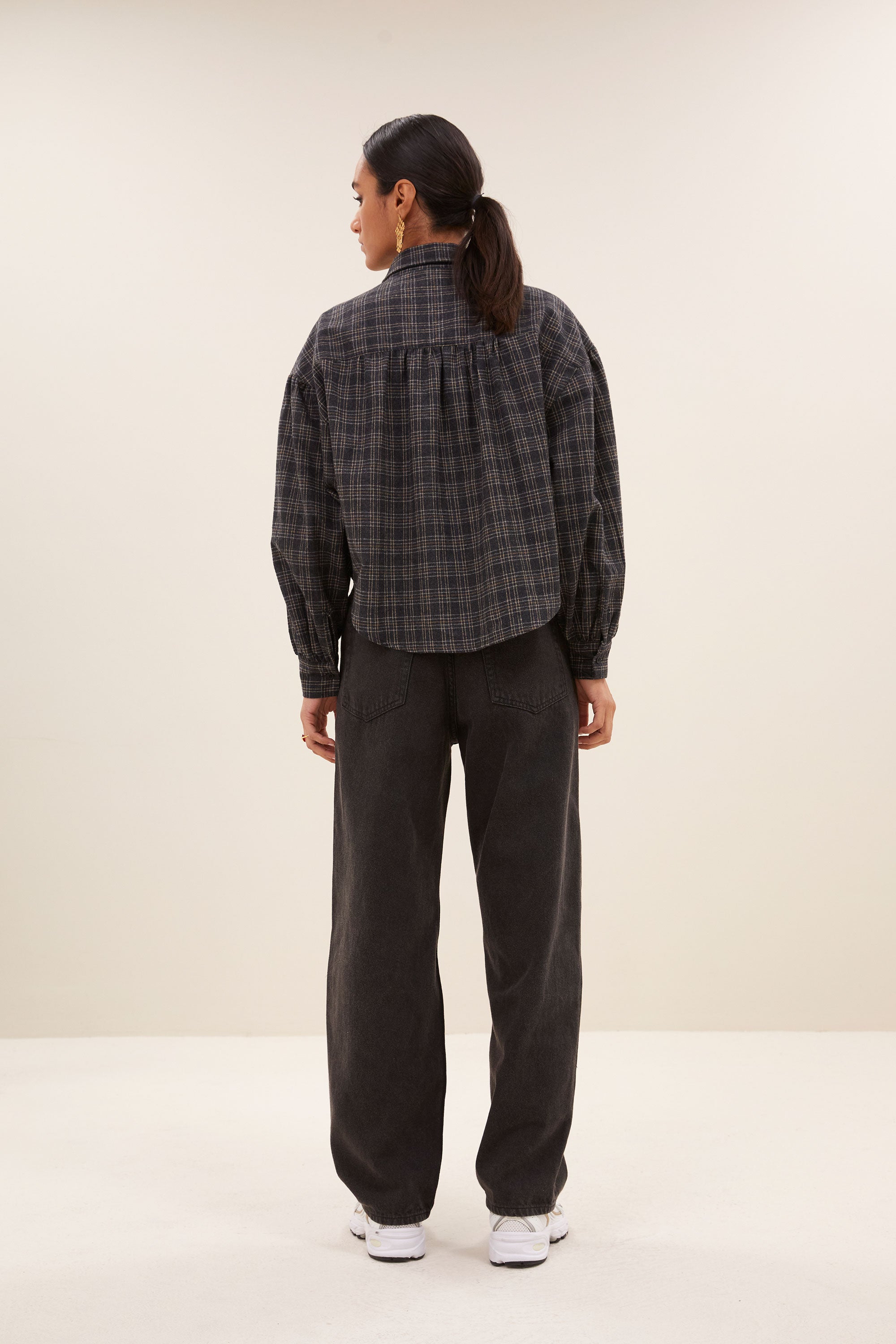 sarah short check blouse - caramel, korte fit, knoopsluiting, verlaagde schoudernaden - by-bar - achteraanzicht