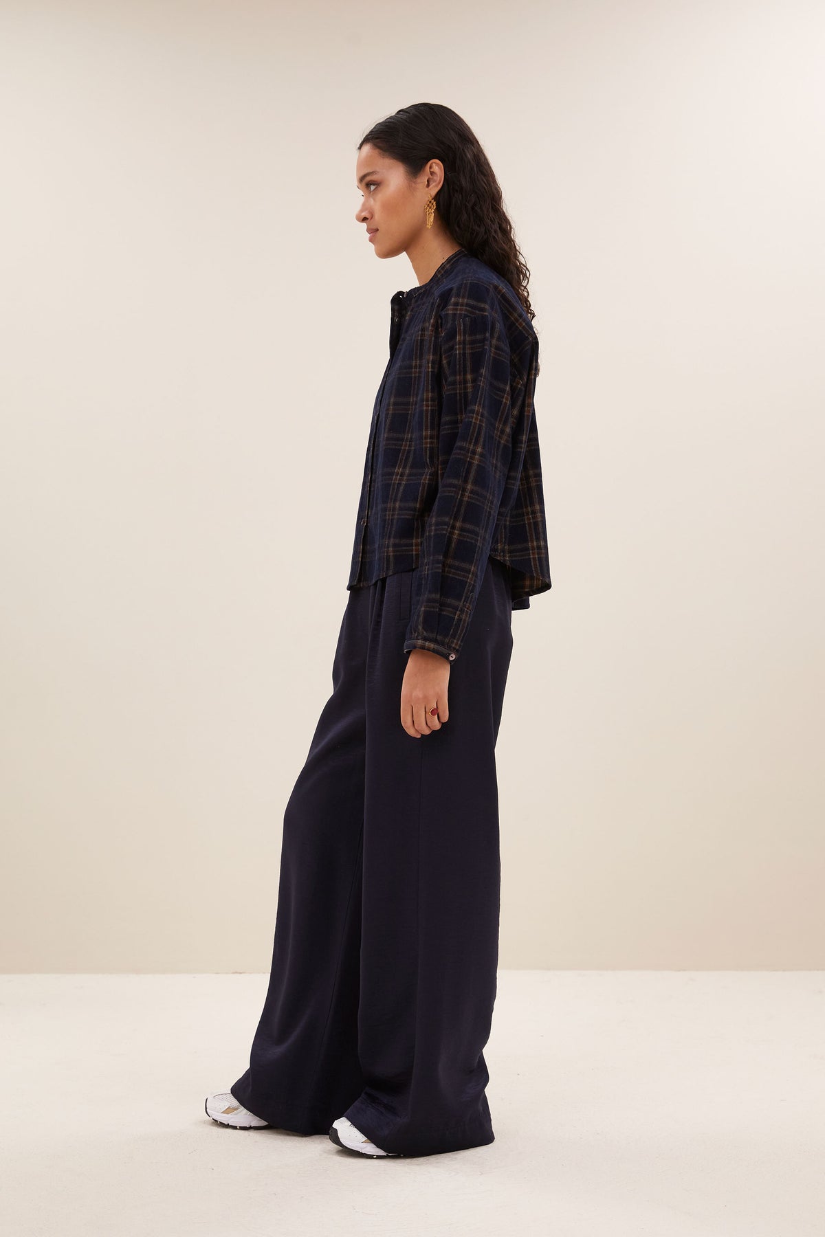 dean check blouse - oak check, korte fit, parelmoeren knopen, knoopsluiting mouw - by-bar - zijaanzicht