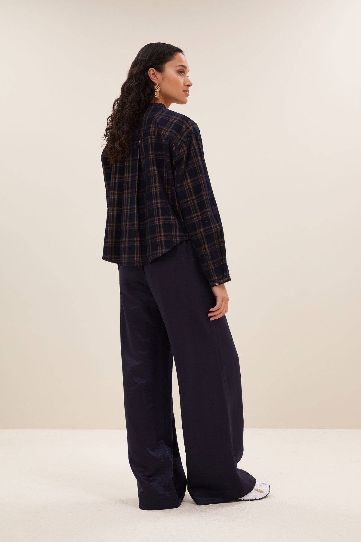dean check blouse - oak check, korte fit, parelmoeren knopen, knoopsluiting mouw - by-bar - achteraanzicht