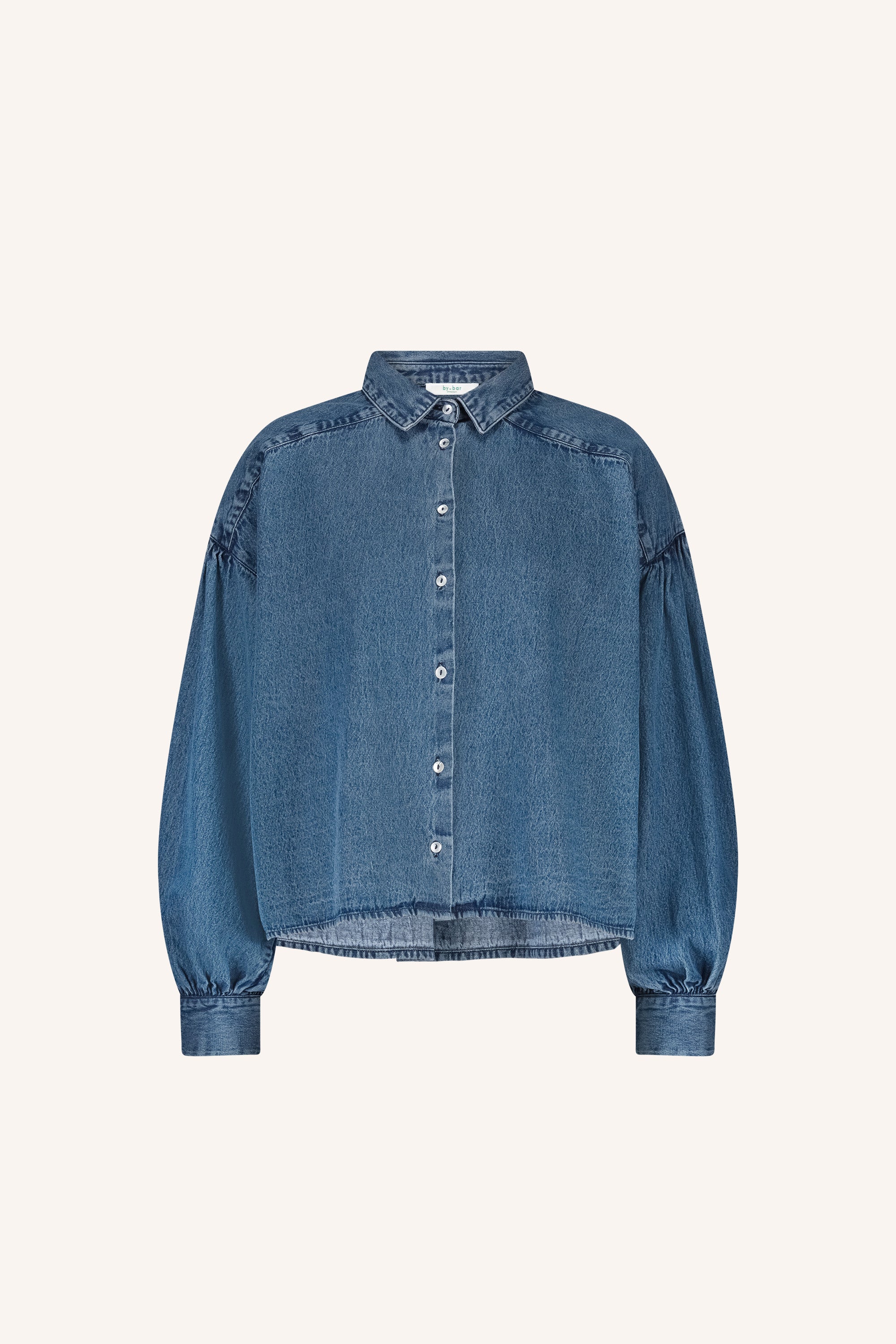 sarah-short-denim-blouse-medium-denim-1-knoopsluiting-must-have essential-plooien-by-bar-extra