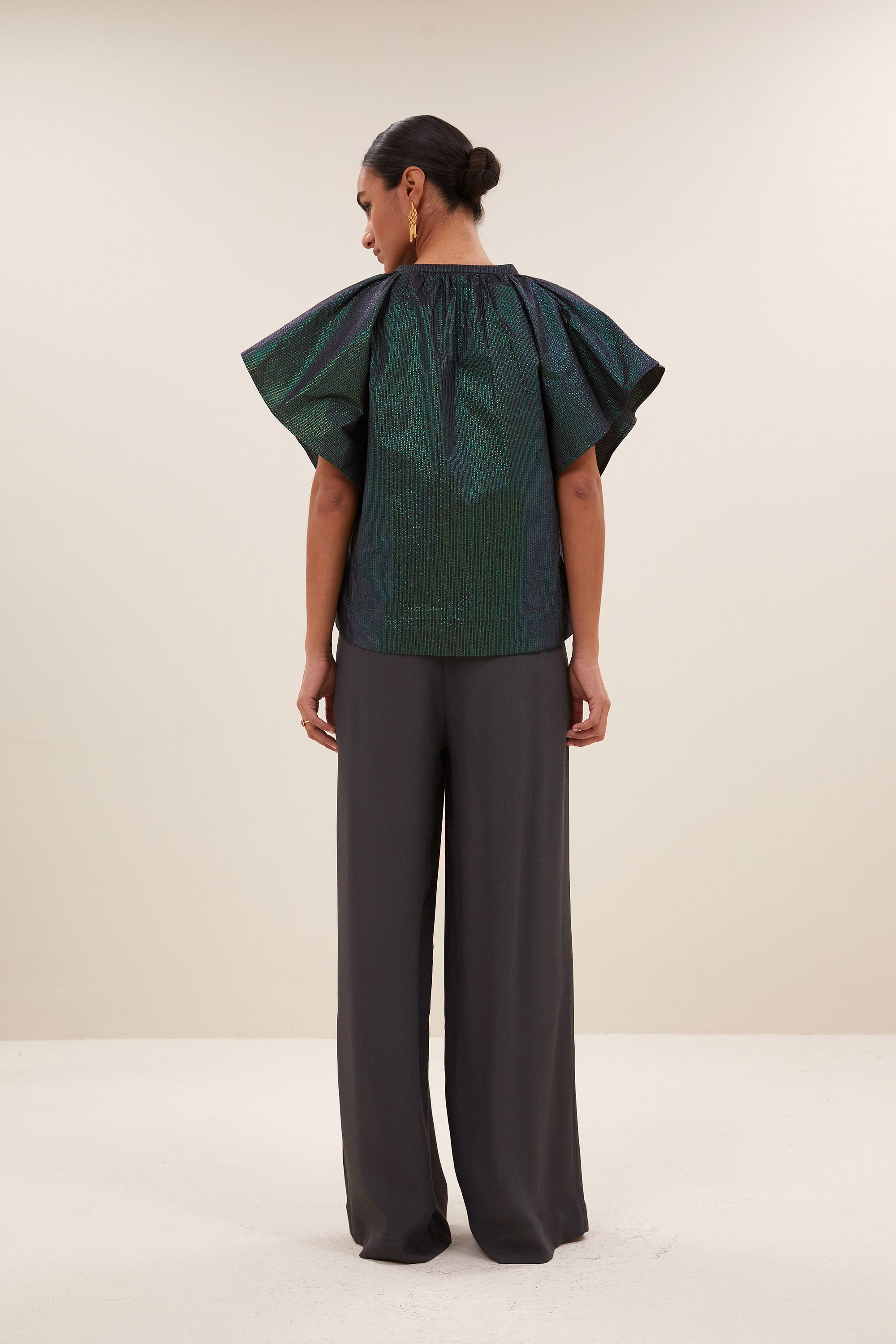 vina-electric-blouse-electric-green-korte fit-geplooide details-v-halslijn-by-bar-achteraanzicht