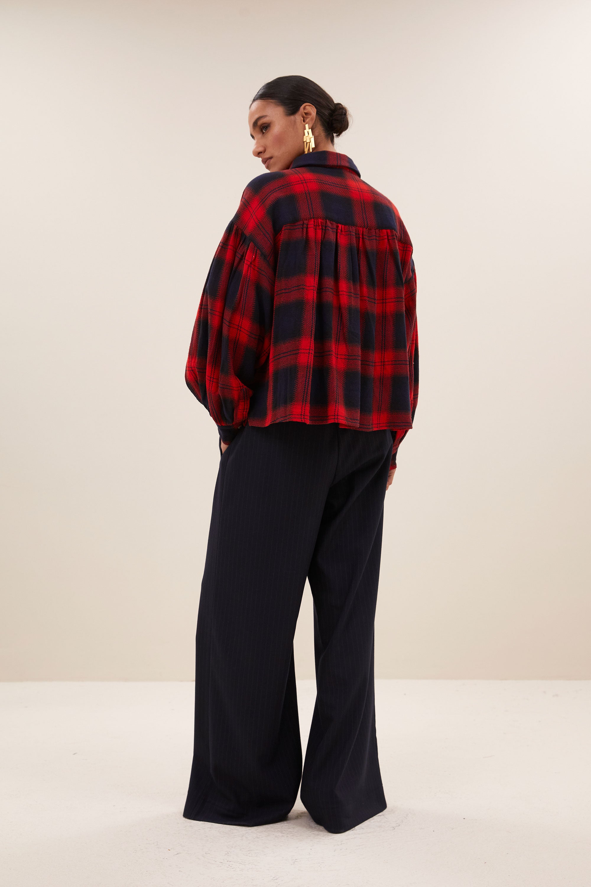 sarah short red check blouse - poppy check, korte fit, volumnieuze mouwen, parelmoeren knopen - by-bar - zijaanzicht