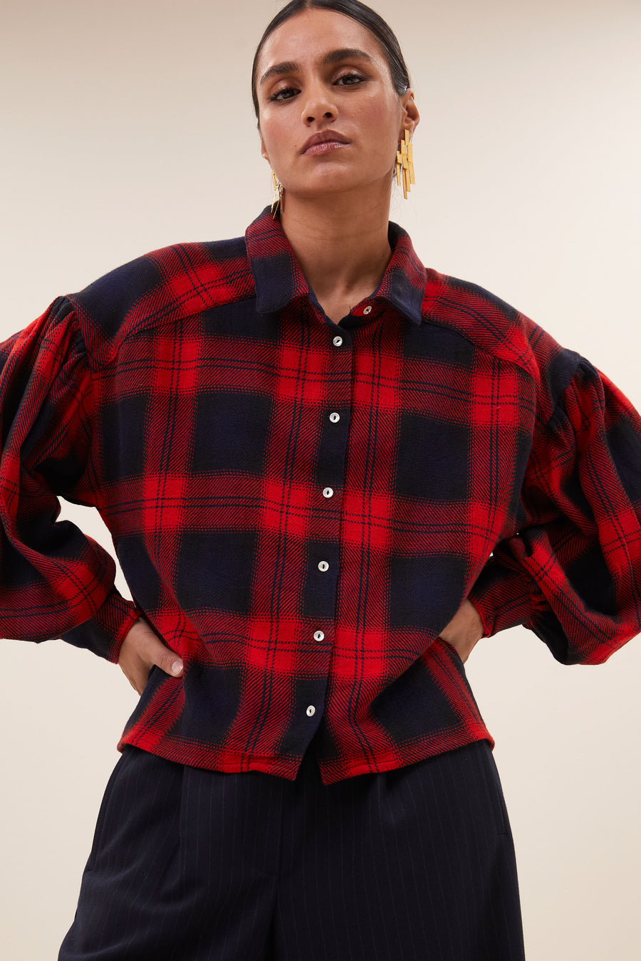 sarah short red check blouse - poppy check, korte fit, volumnieuze mouwen, parelmoeren knopen - by-bar - sfeerbeeld