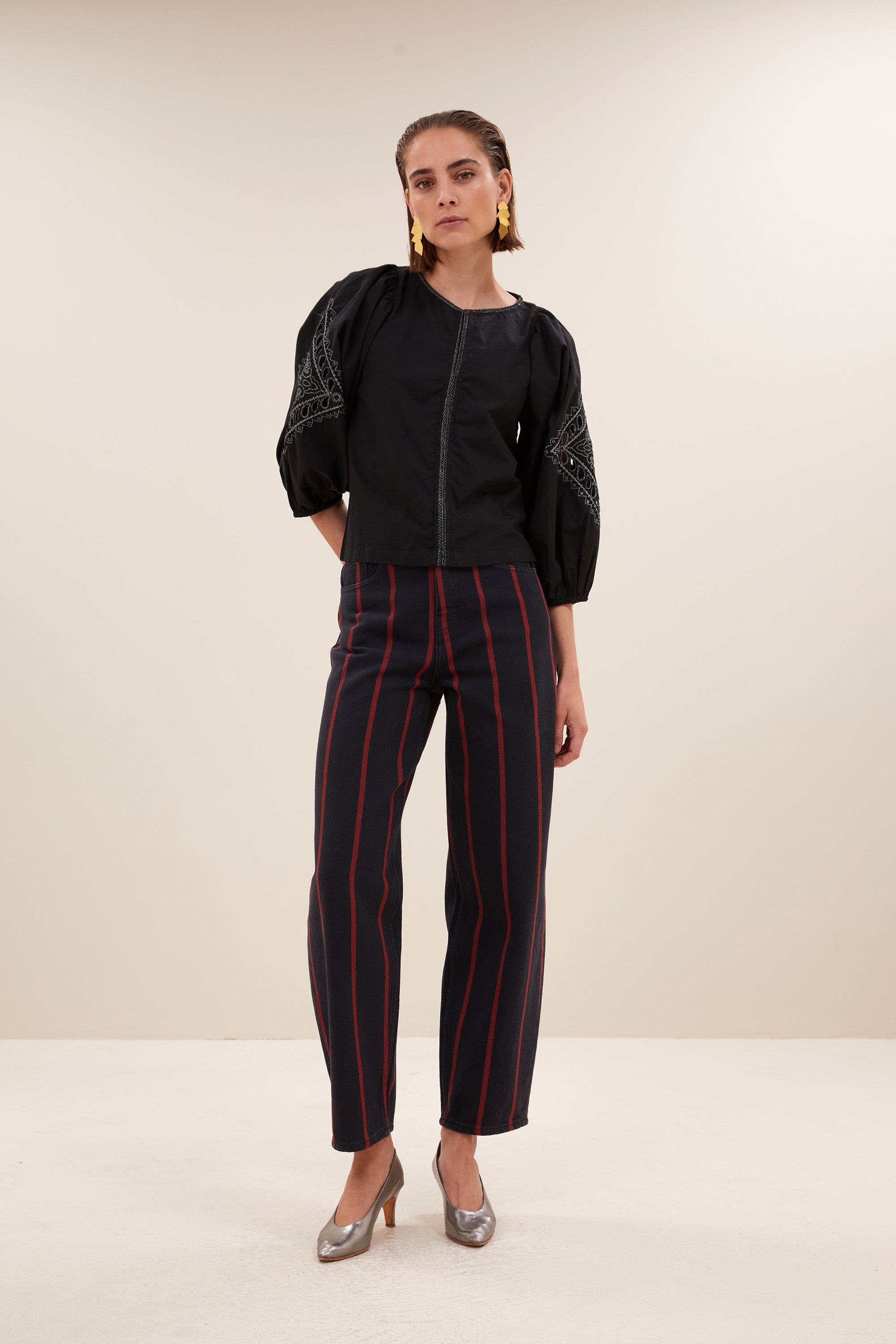 rae-festive-blouse-jet-black-embroidery-verborgen haak-en-oogsluiting-subtiel geweven lurex draad-by-bar-vooraanzicht