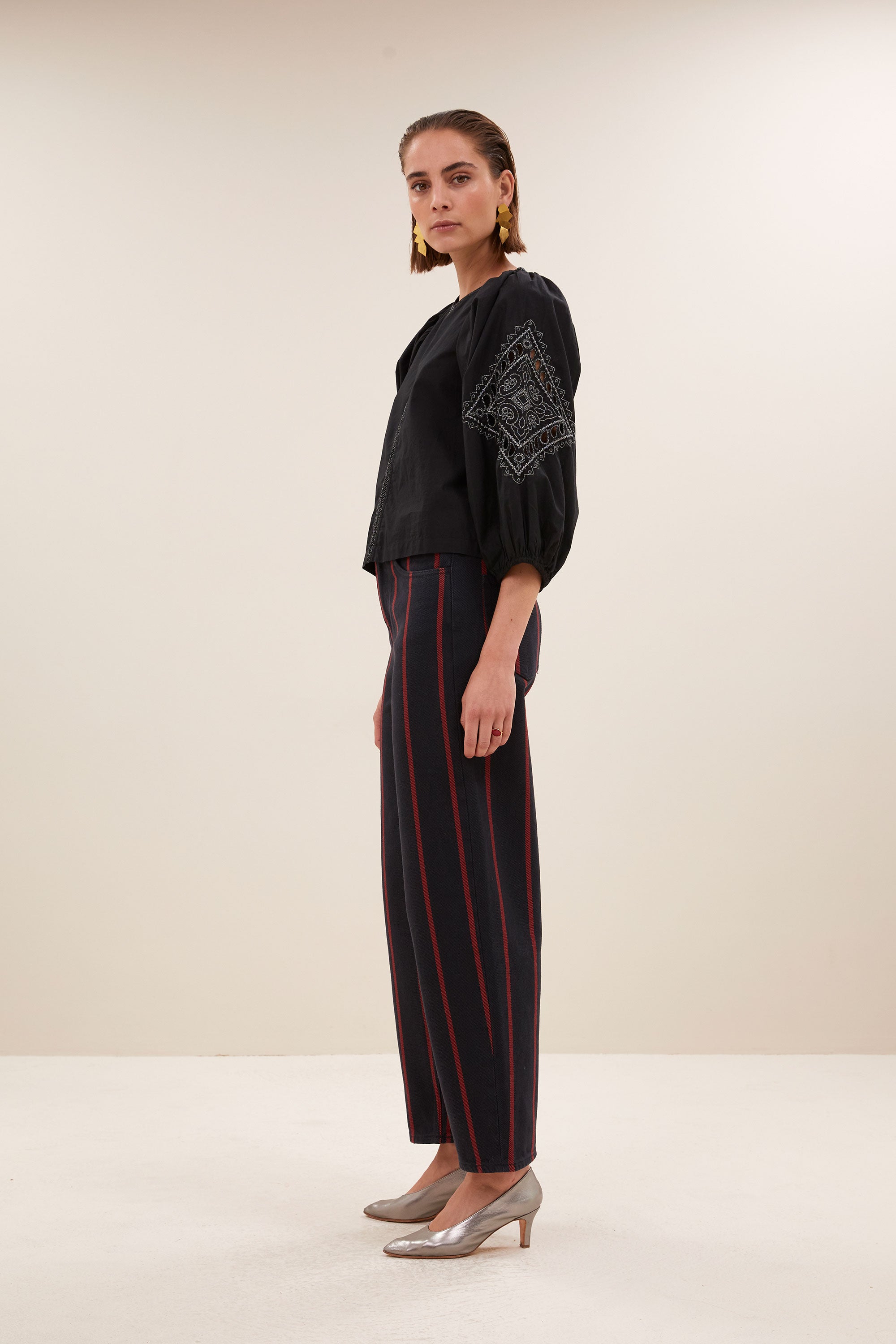 rae-festive-blouse-jet-black-embroidery-verborgen haak-en-oogsluiting-subtiel geweven lurex draad-by-bar-zijaanzicht