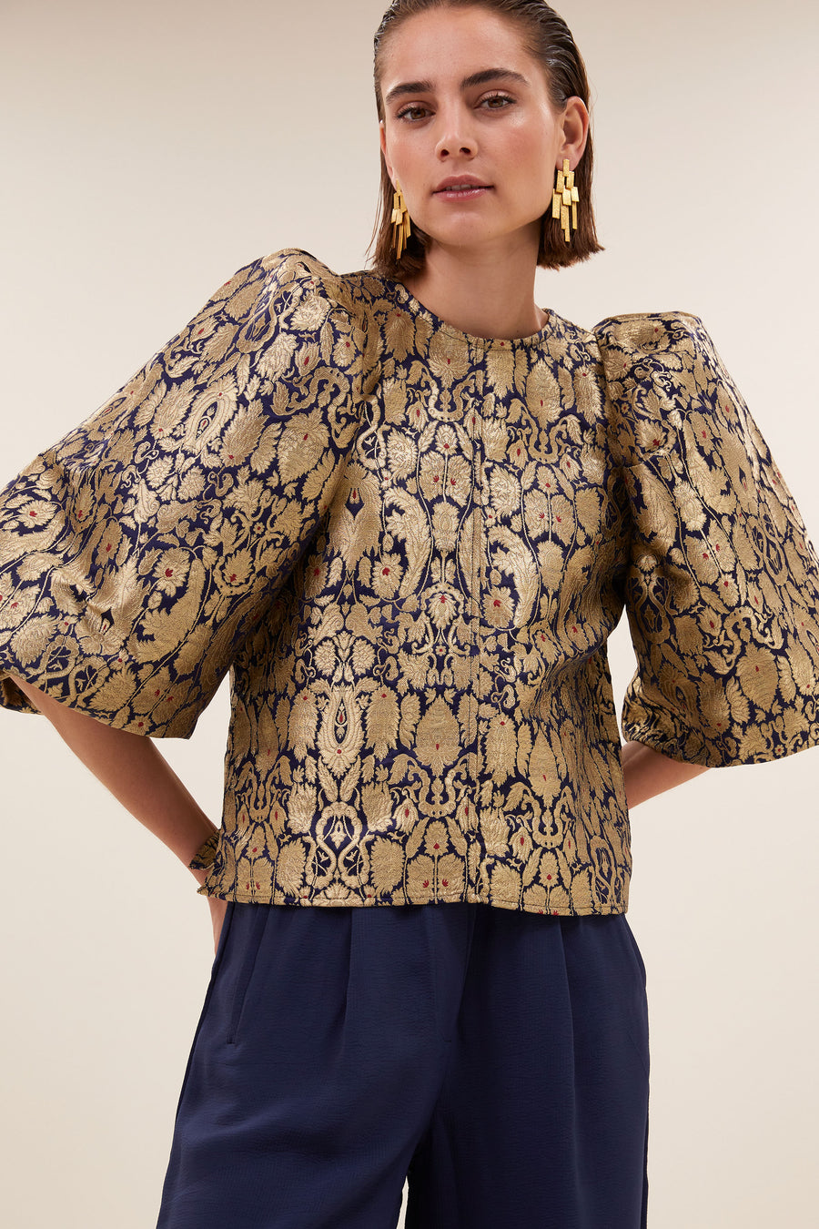 zasu-festive-blouse-gold-by-bar-sfeerbeeld