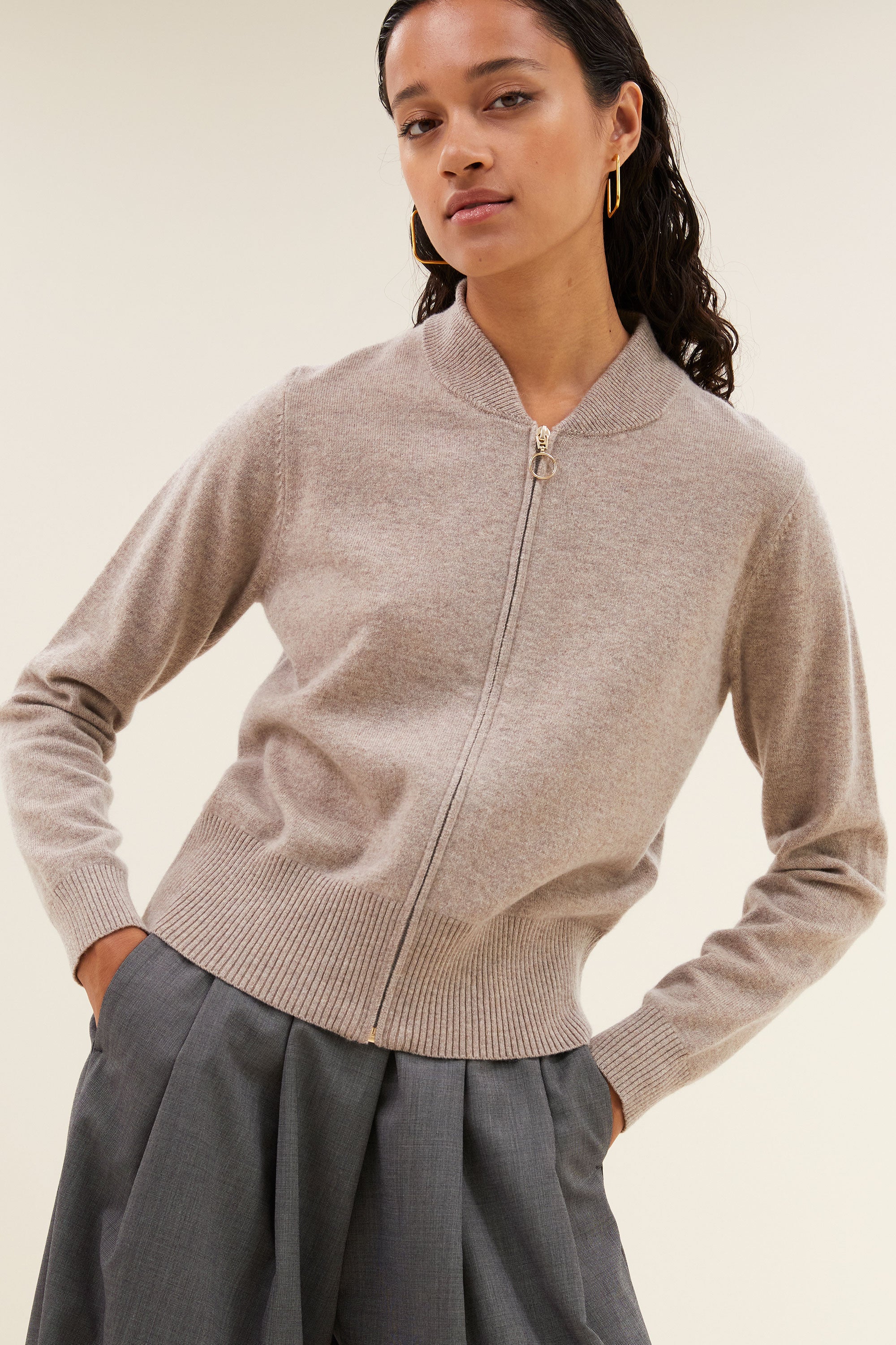 zipp cardigan - dark sand, casual fit, must-have essential, ritssluiting - by-bar - sfeerbeeld