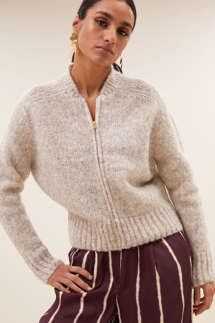 jonas zipp cardigan - stone melee, korte fit, all-time classic, ritssluiting - by-bar - sfeerbeeld