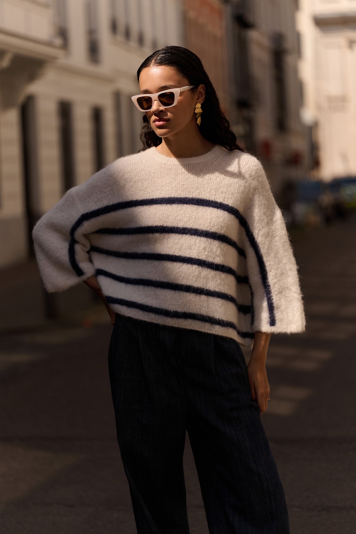 fleur stripe pullover - marine stripe, vleermuis mouw, losvallende pasvorm, wolblend - by-bar - sfeerbeeld