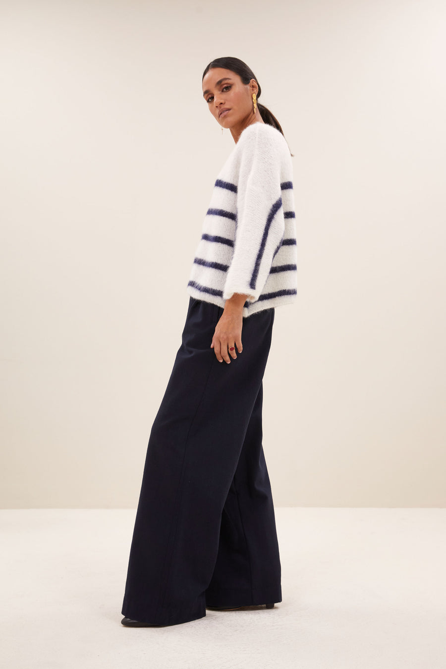 fleur stripe pullover - marine stripe, vleermuis mouw, losvallende pasvorm, wolblend - by-bar - zijaanzicht