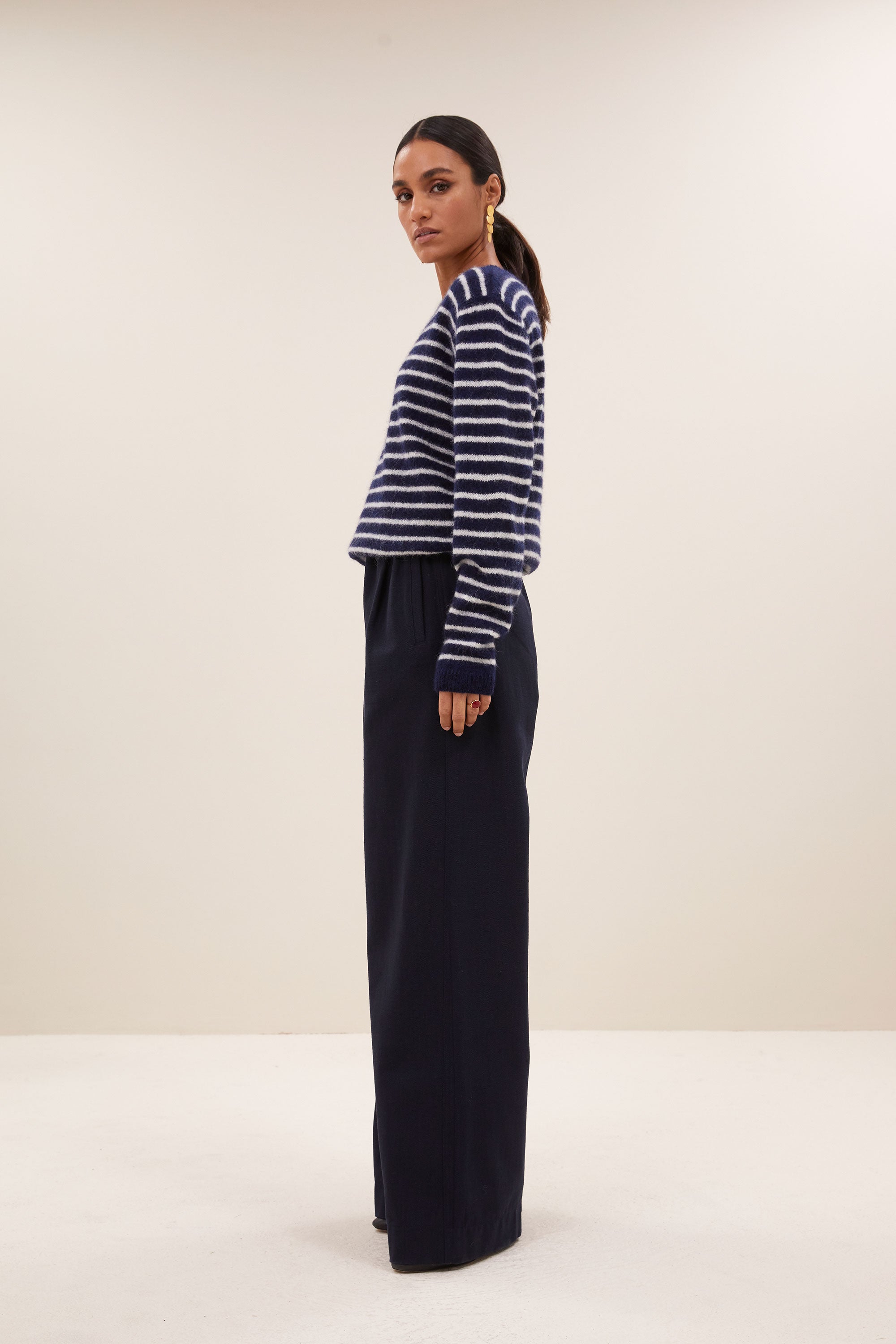 benny stripe pullover - midnight small stripe, verlaagde schoudernaden, normale pasvorm, wolblend - by-bar - zijaanzicht