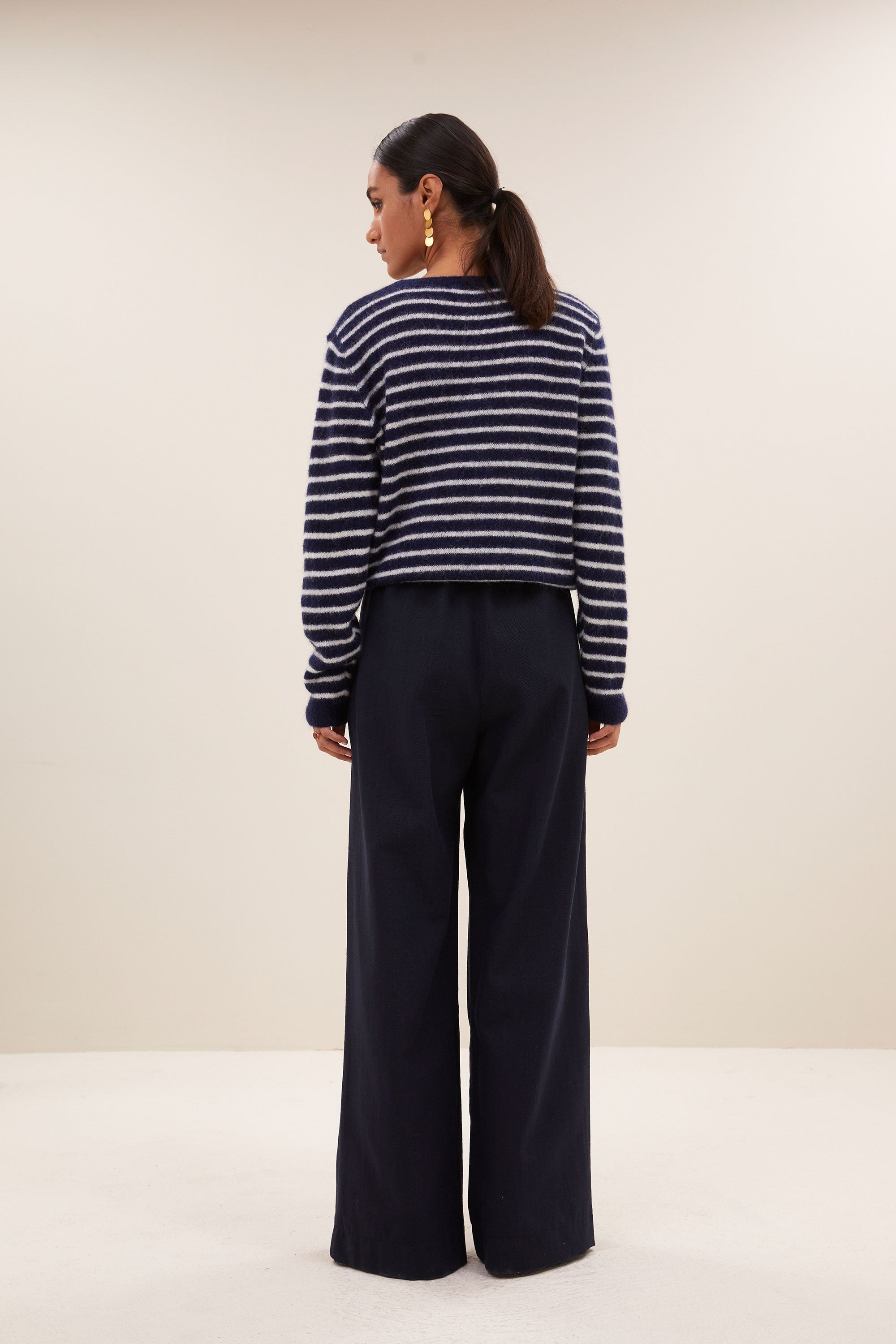 benny stripe pullover - midnight small stripe, verlaagde schoudernaden, normale pasvorm, wolblend - by-bar - achteraanzicht