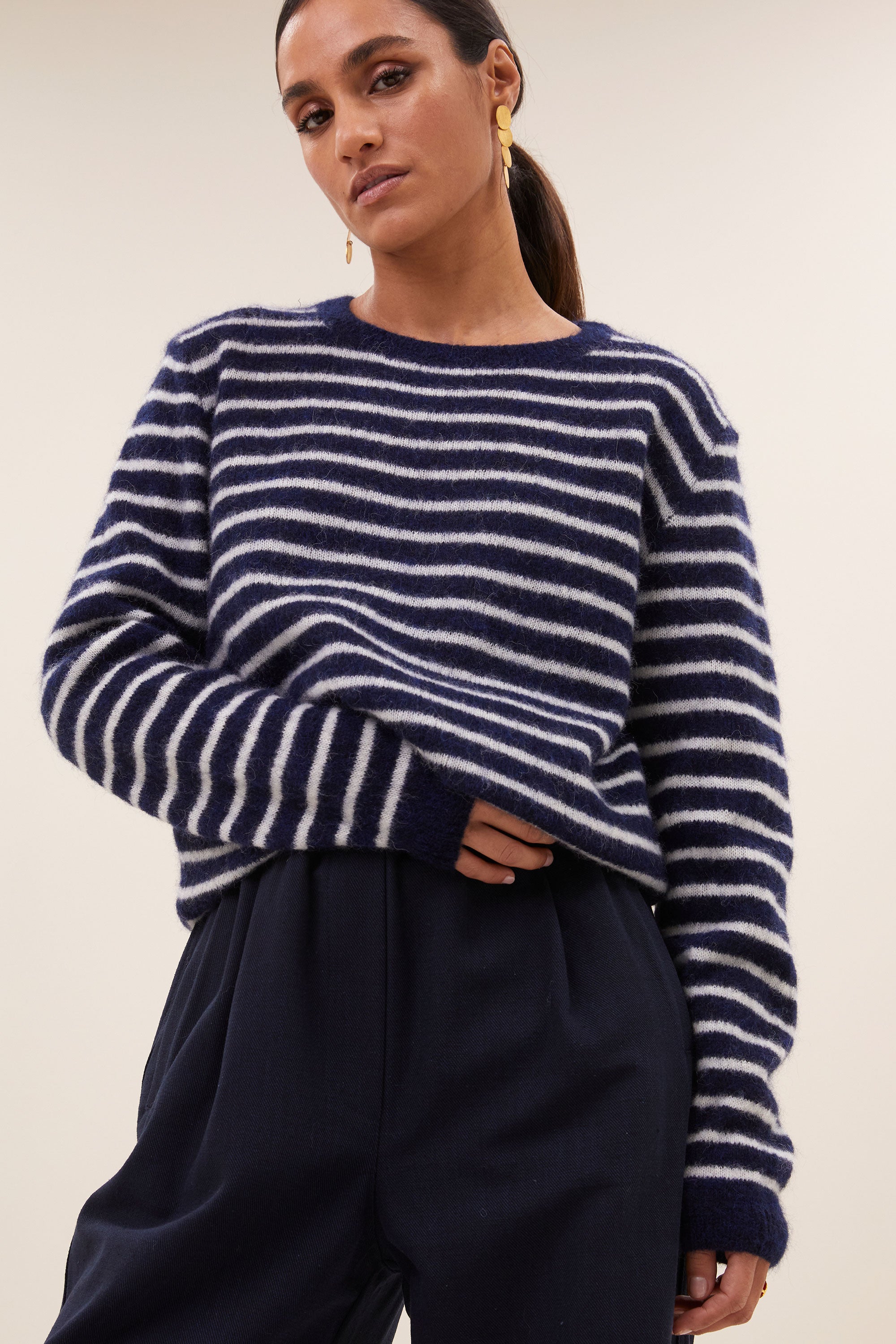 benny stripe pullover - midnight small stripe, verlaagde schoudernaden, normale pasvorm, wolblend - by-bar - detail