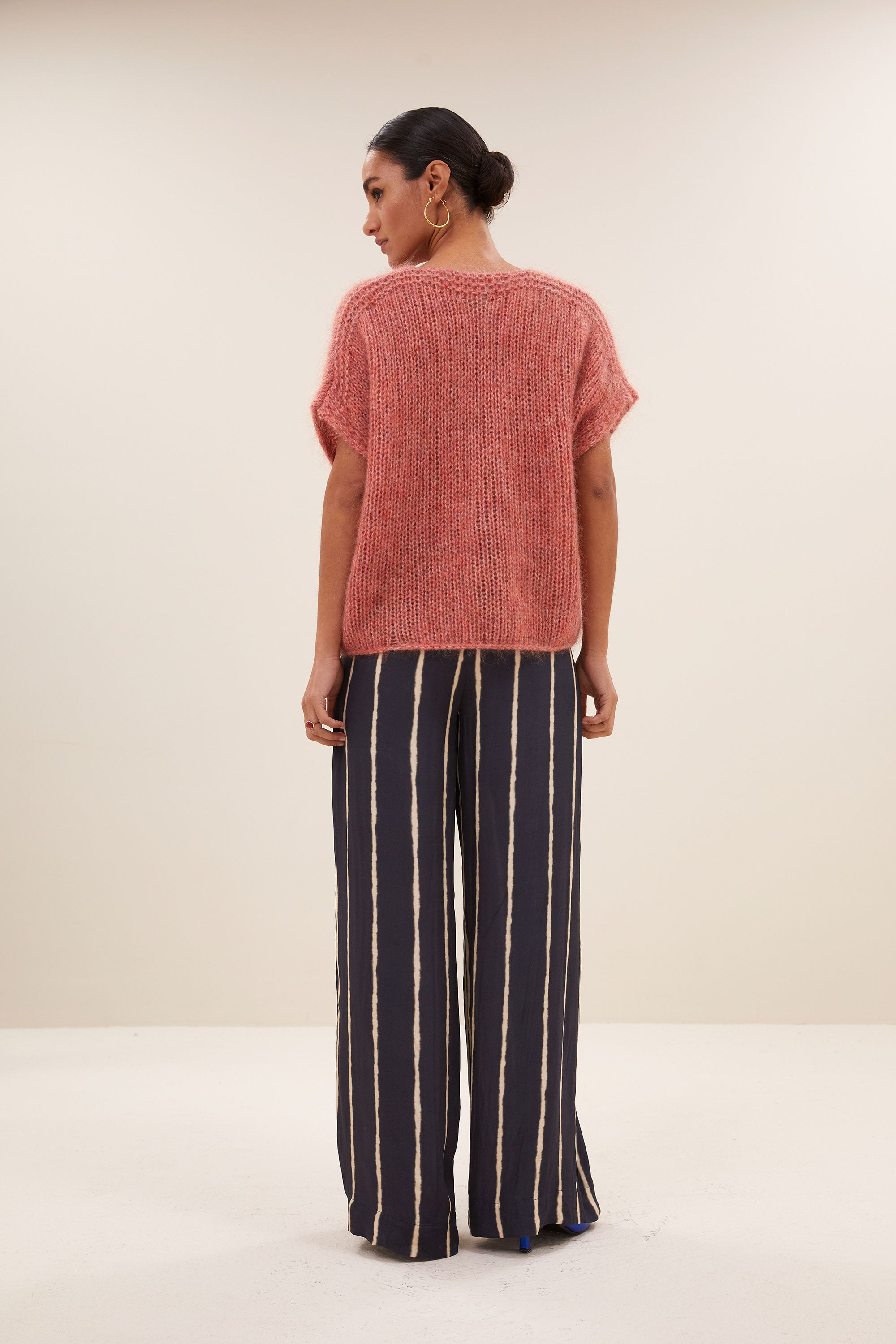 ivy-pullover-rouge-losvallende pasvorm-v-halslijn-wolblend-by-bar-achteraanzicht