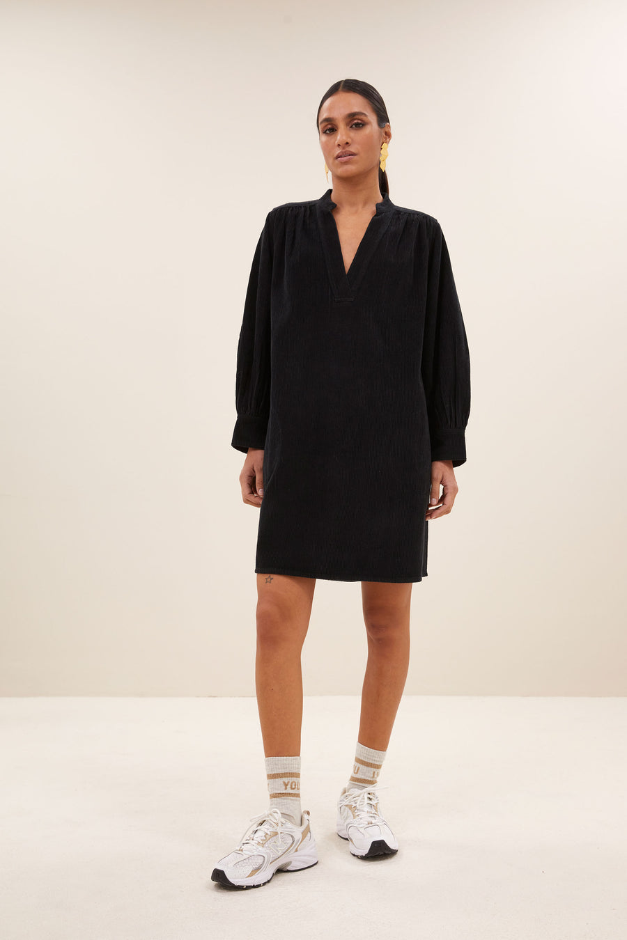 jina cord dress - midnight, midi lengte, geplooide details, ribpatroon - by-bar - aanvullende foto
