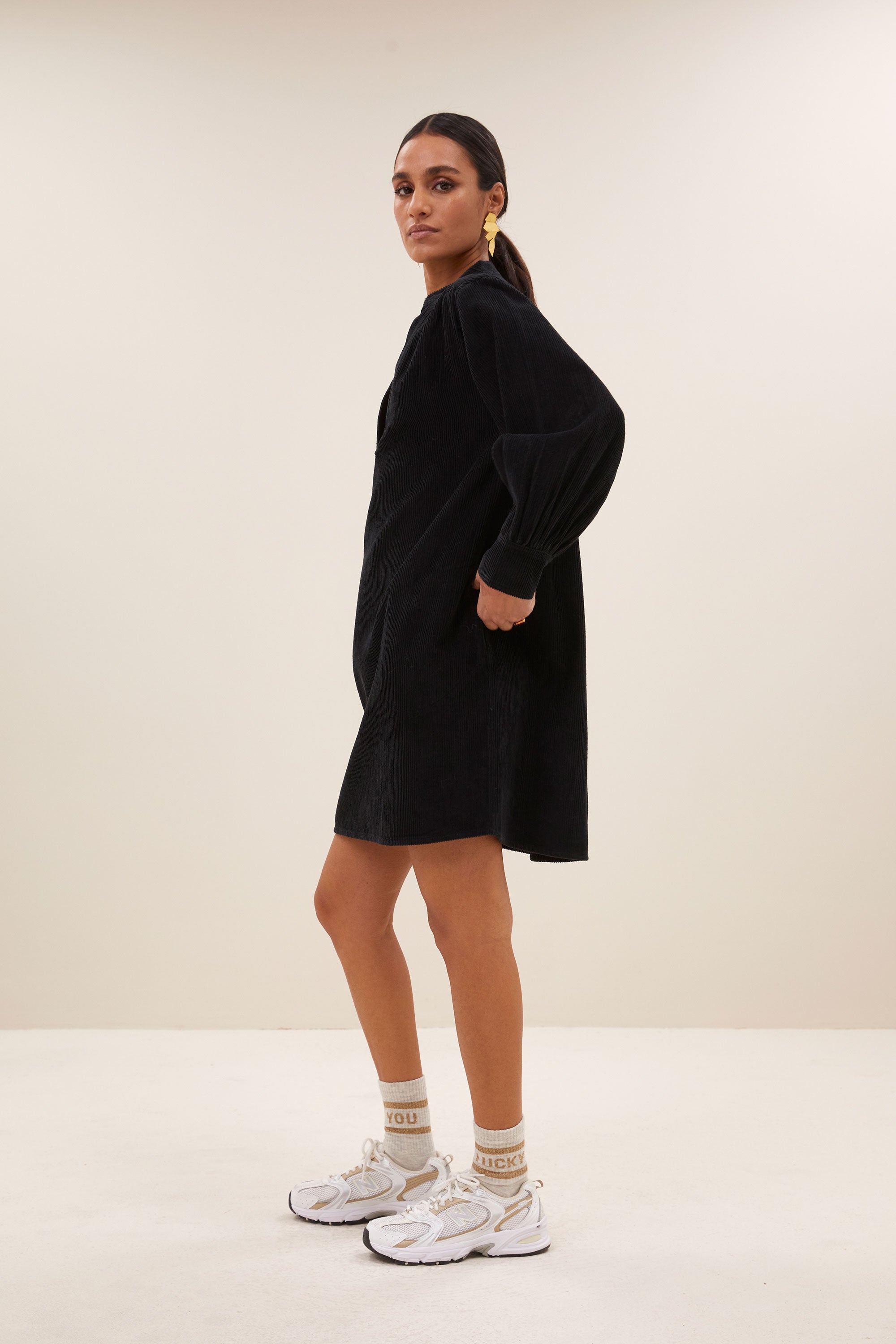 jina cord dress - midnight, midi lengte, geplooide details, ribpatroon - by-bar - zijaanzicht